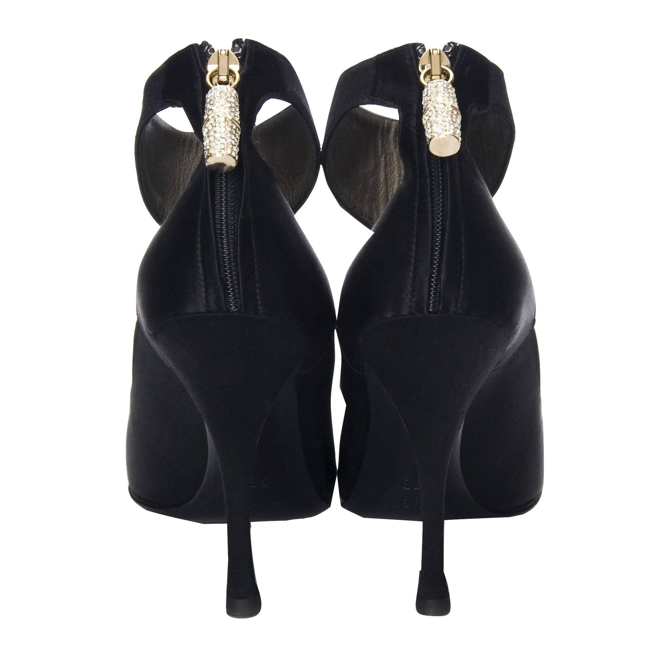 Tacones Tom Ford for Gucci 
Nuevo 
* Impresionante en satén negro
* Tamaño: 7
* Dije de cremallera de bambú con cristal de Swarovski
* Puntera
* Cremalleras en la espalda
* Tobillo cerrado
* Tacón de 4
* Con caja y funda guardapolvo
* ¡Imposible de
