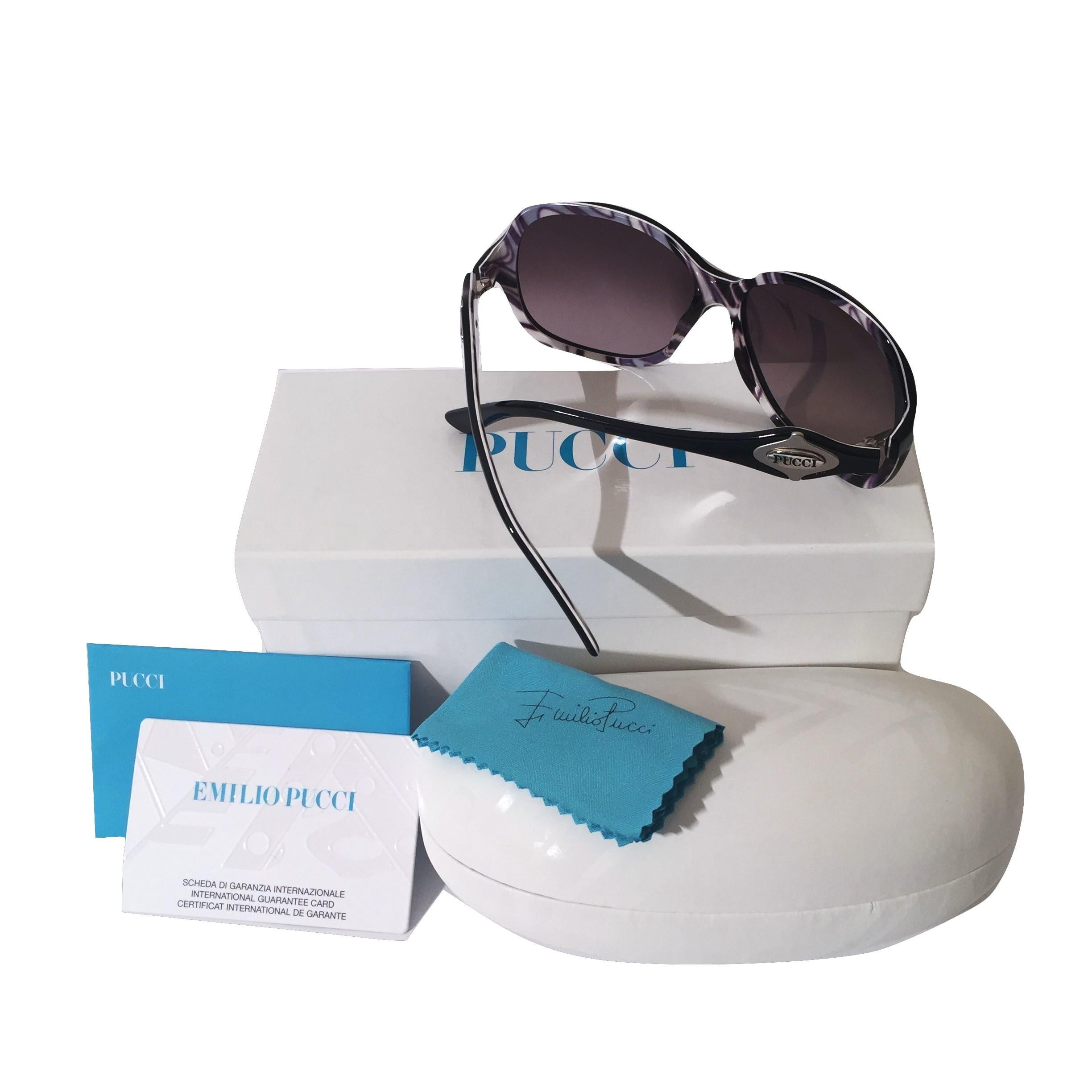 Gafas de sol Emilio Pucci
Nuevo
* Impresionantes gafas de sol clásicas de Pucci
* Marcos clásicos negros
* Interior estampado Pucci:
* Negro, blanco y morado
* Logo Pucci Silver en ambos lados
* ZYL hecho a mano en Italia
* 100% de protección UV
*