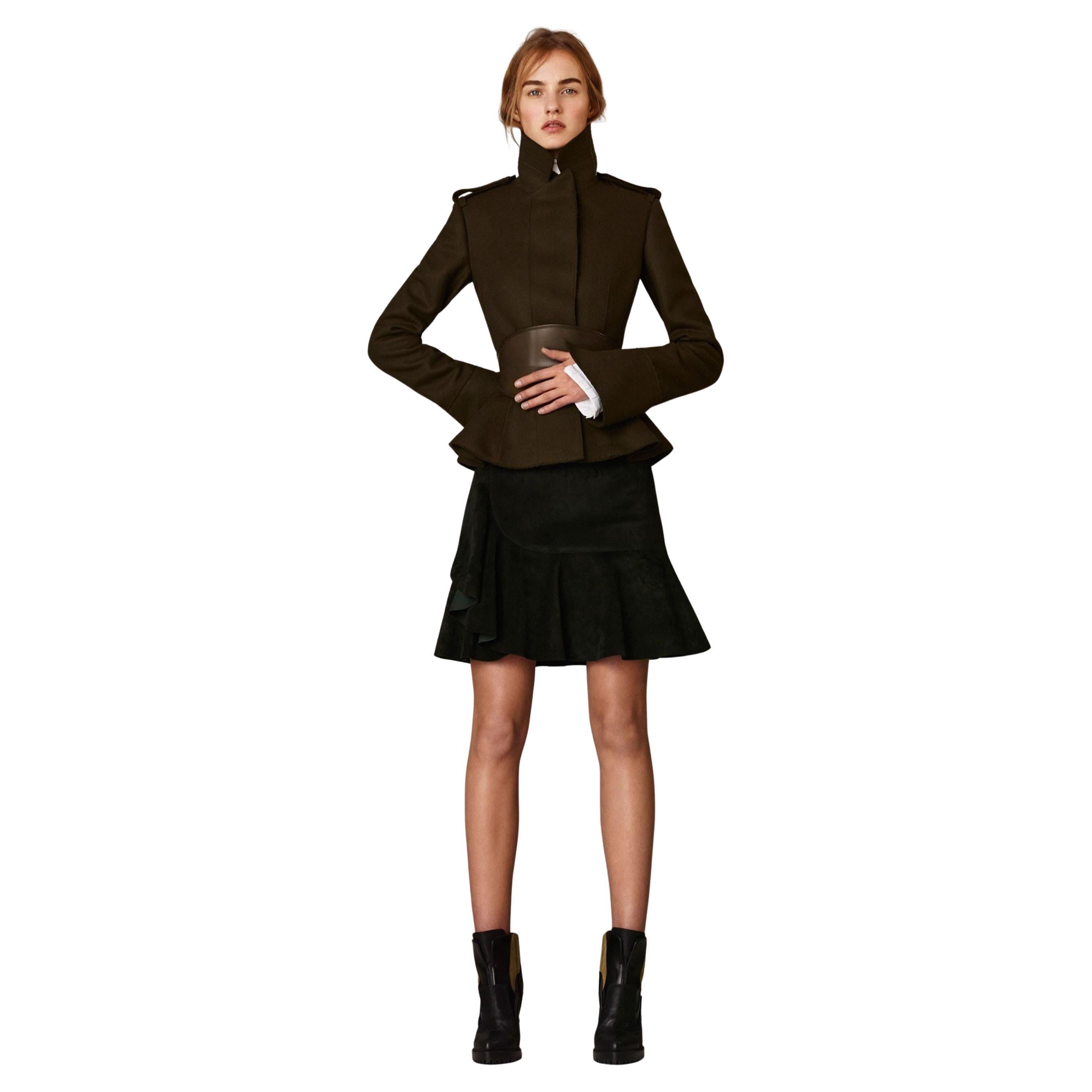 Alexander McQueen
Pré-automne 2015
Tout neuf 
$3950
Laine douce comme du beurre
IT44  En gros, les États-Unis  grand 4, moyen 6 ou petit 8
Olivier
Col en maille fantaisie
Fermeture éclair et ceinture à la taille
Entièrement doublé
Deux poches sur le