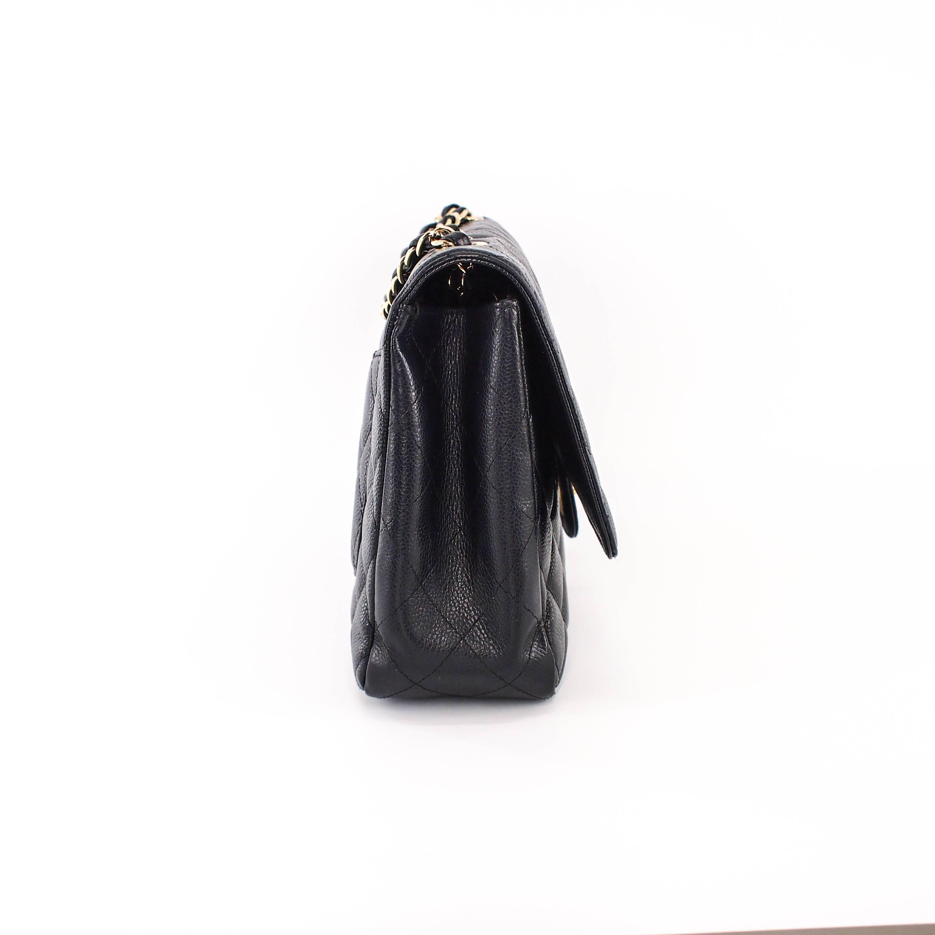 Chanel Single Flap Jumbo caviar leather black with ghw In Good Condition For Sale In Toronto, Ontario