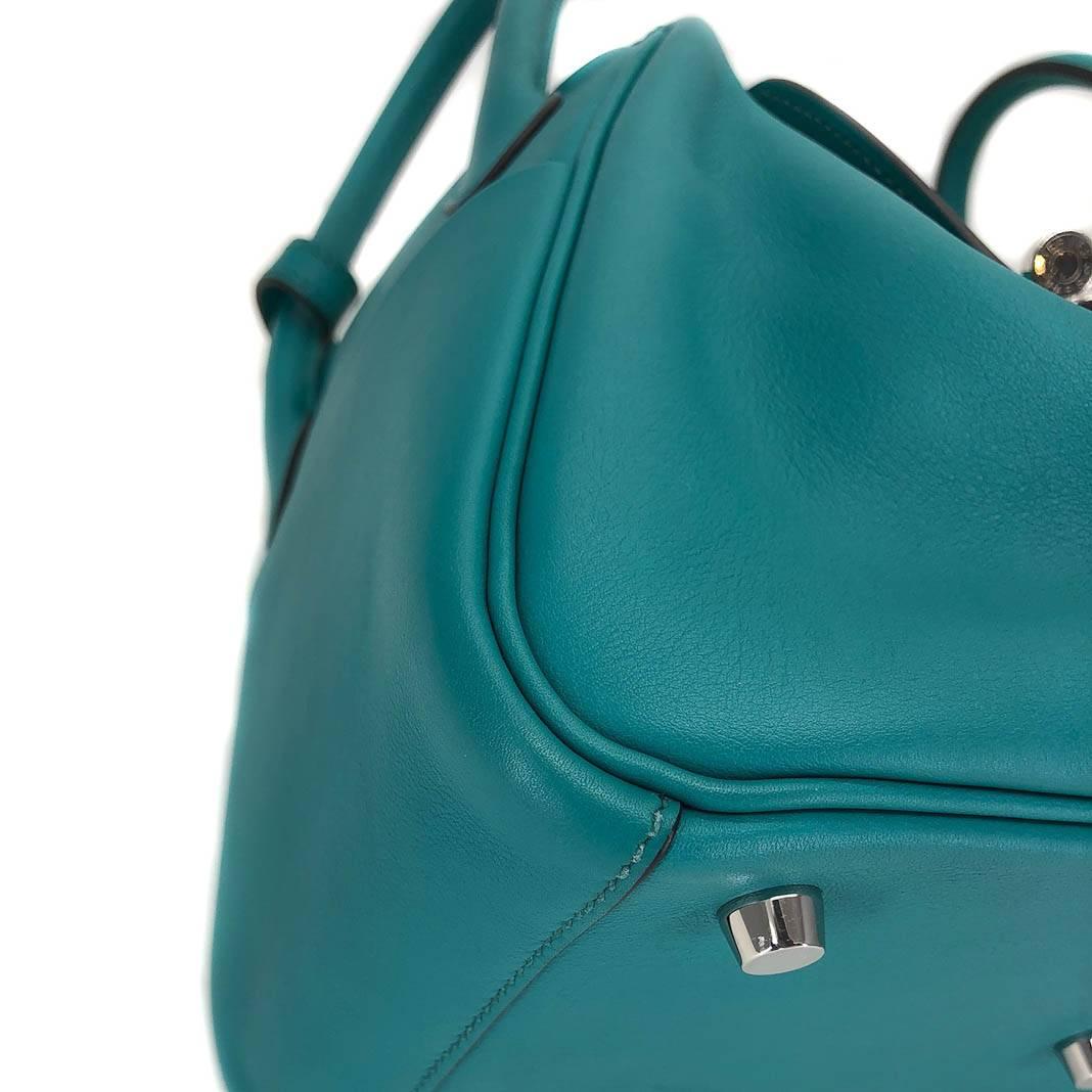 Hermes Handbag Lindy 26 in Blue Lagoon Turquoise Swift Leather with Palladium hw In Excellent Condition For Sale In Toronto, Ontario