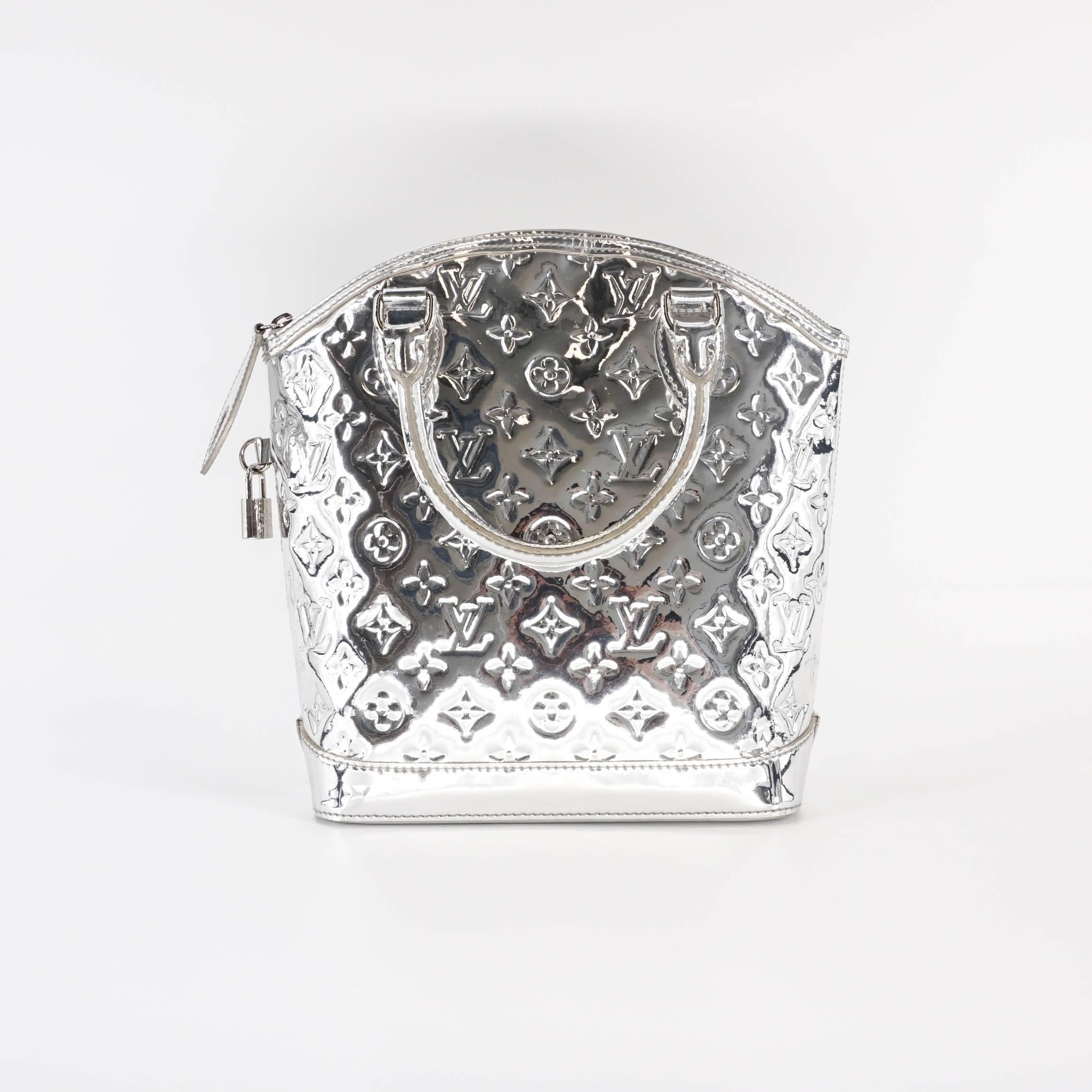For metallic lovers and Louis Vuitton collectors, there simply is no other bag. The Louis Vuitton Miroir Lockit is a limited edition bag designed to make your glitzy glamorous fantasies come true. You'll stay organized with one interior flat pocket