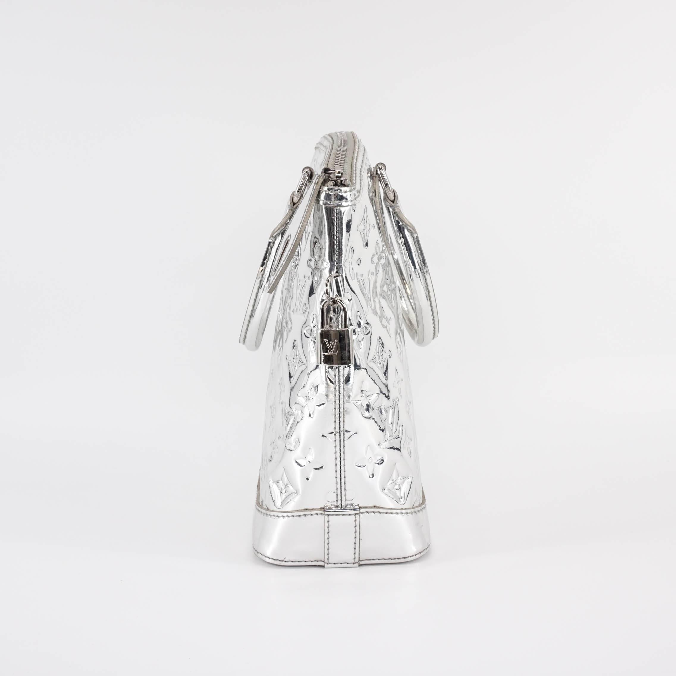 Louis Vuitton Monogram Miroir Lockit Handbag in Silver with Silver Hardware In Excellent Condition For Sale In Toronto, Ontario