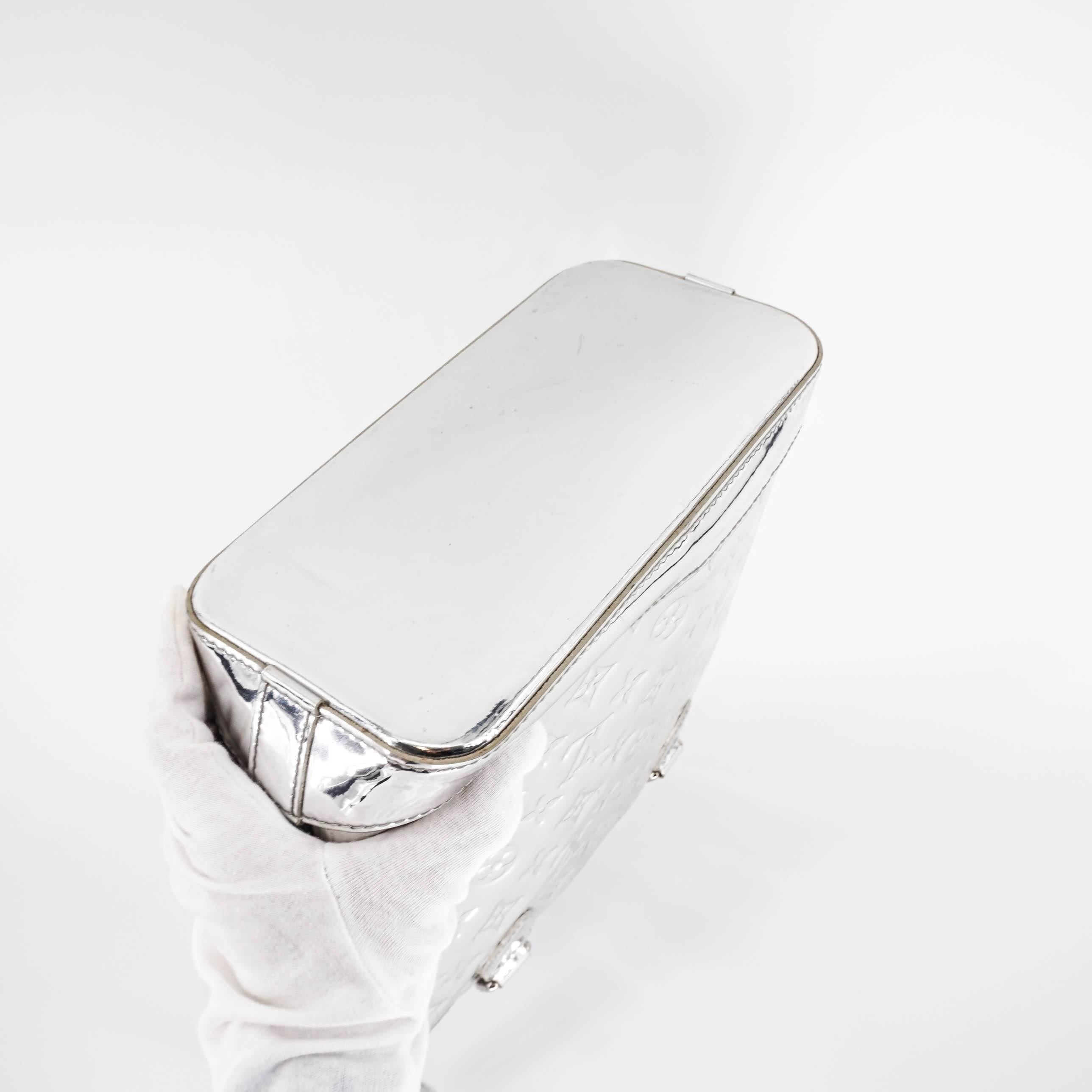 Louis Vuitton Monogram Miroir Lockit Handbag in Silver with Silver Hardware For Sale 3