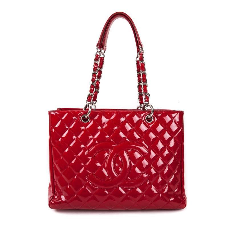 Chanel Quilted Red Patent Leather GST  In Good Condition For Sale In Toronto, Ontario