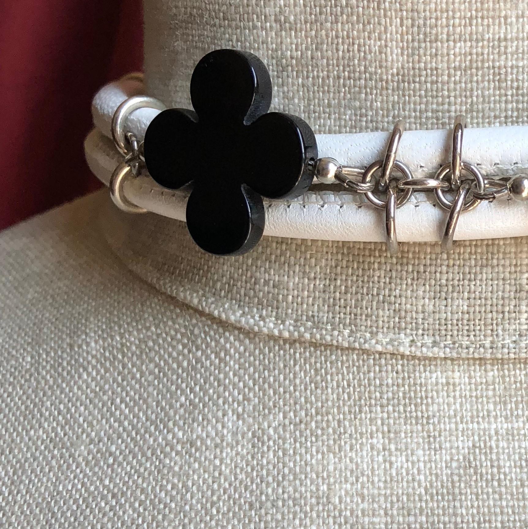 Rock Lily ( NEW ) White Leather Choker With Black Agate Clovers In 925 Silver For Sale 3