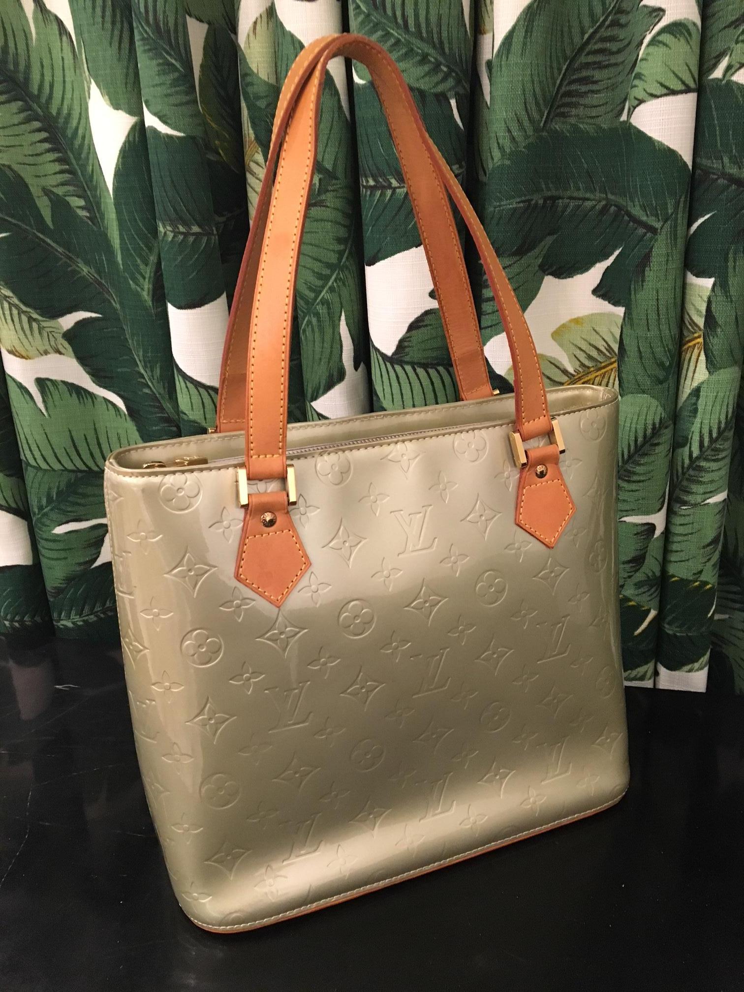 Vernis Houston tote by Louis Vuitton in silver leather with brown leather straps and accents. Flat handles and gold hardware. Large interior lined with leather and interior zipper pocket.


Dimensions: 12” (W) x 10” (H) x 6” (D) Handle Drop: