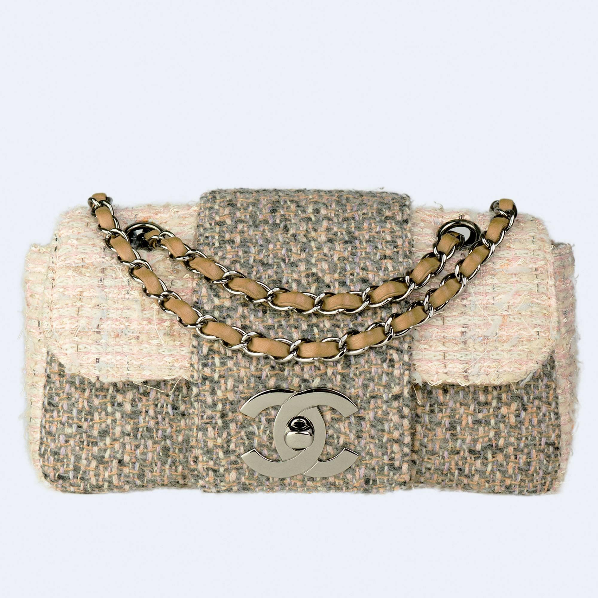 Chanel pequeño de tweed crema y gris y multicolor con logotipo CC grande y cierre entrelazado

2004 {VINTAGE 20 Años}
Herrajes de plata antigua
Cadena entretejida
Bolsillo central interior
Forro interior de piel de cordero marrón en la solapa
Forro