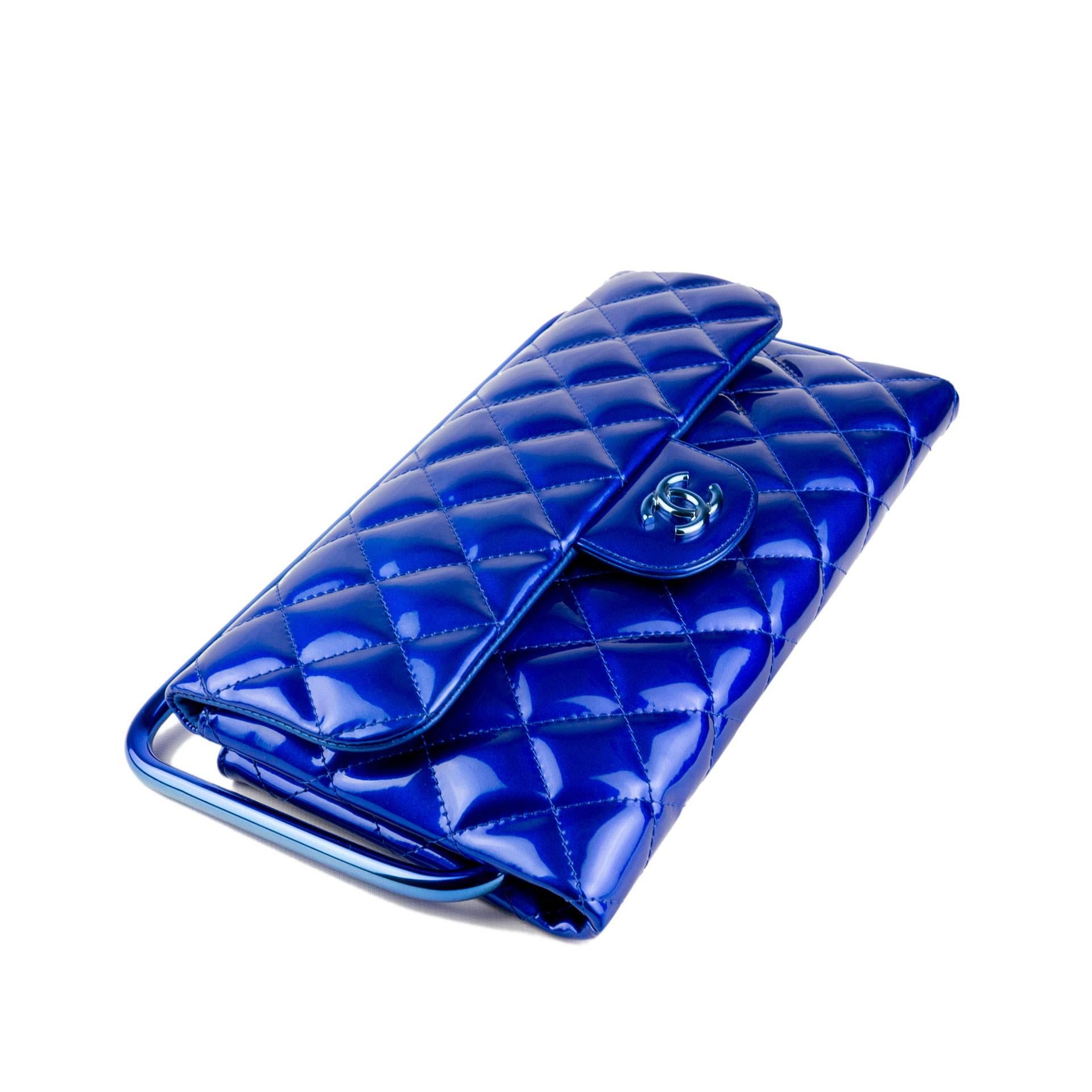 Women's or Men's Chanel 2014 Electric Blue Patent Leather Quilted Retractable Frame Clutch Bag For Sale