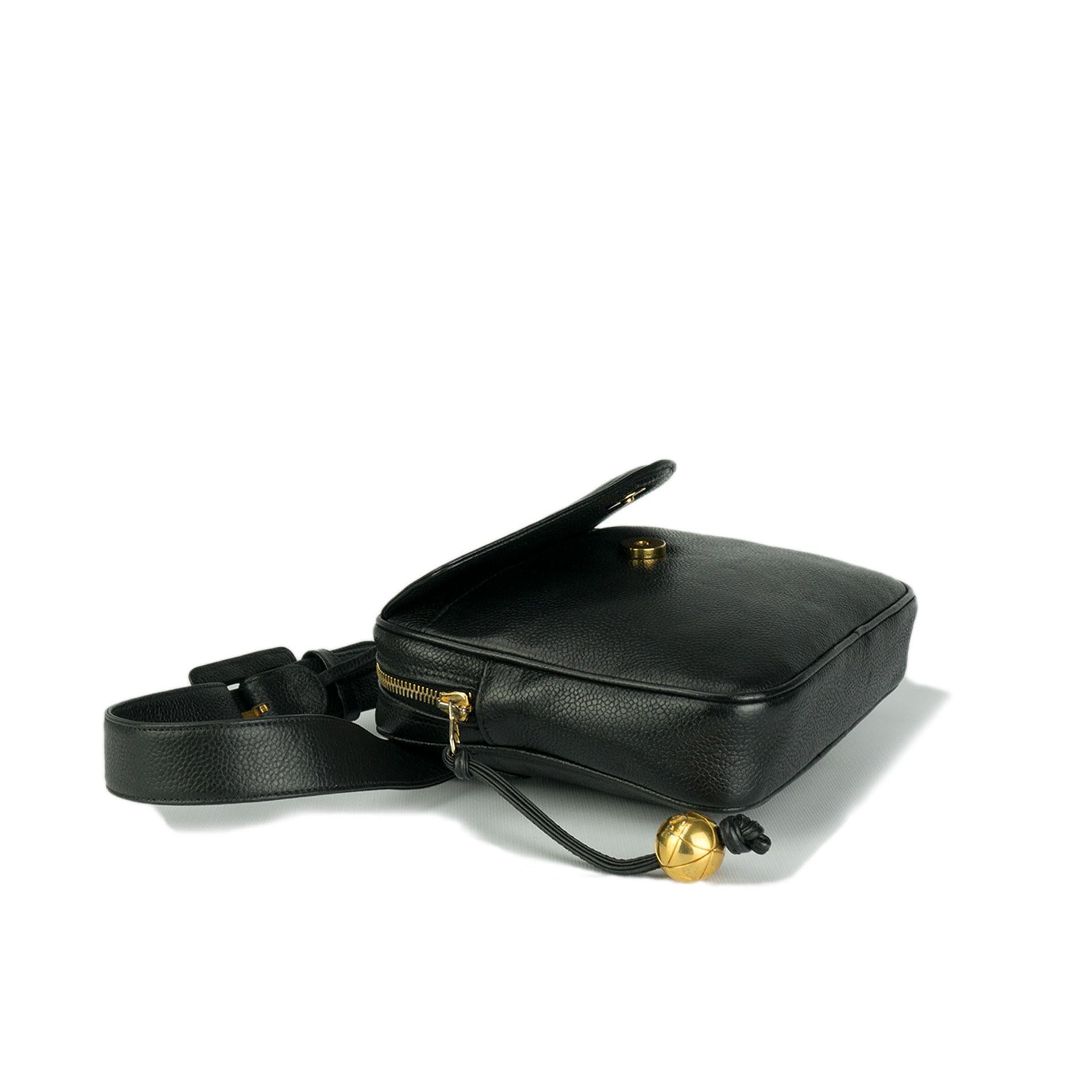 1994 {VINTAGE 24 Years}
Gold CC Ball Logo Charm
Black Vinyl leather like interior 
Adjustable 'Chanel' waist strap
Zippered interior long pocket
7