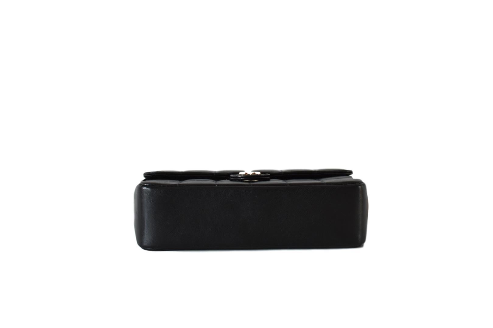 Rara riñonera Chanel vintage negra de piel de cordero acolchada Cinturón de cintura Riñonera en venta 7