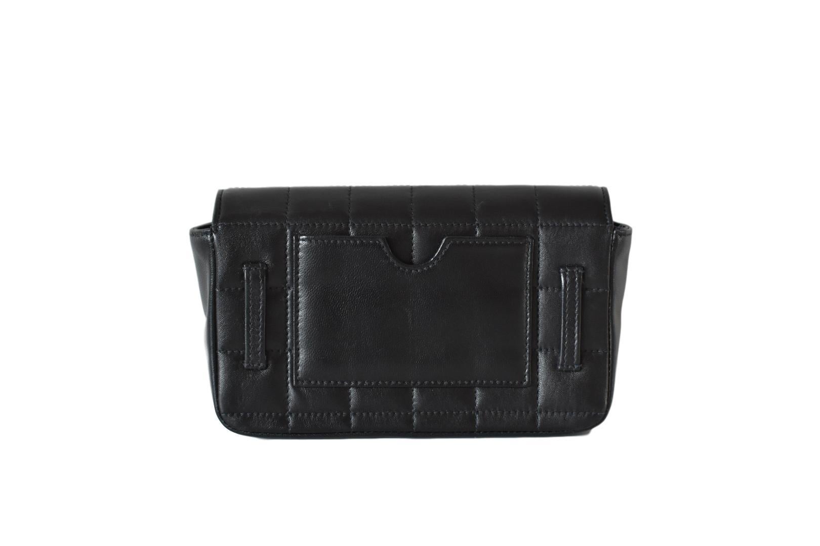Chanel Rare sac vintage en cuir d'agneau noir matelassé « Fanny Pack » avec ceinture et buste  en vente 5