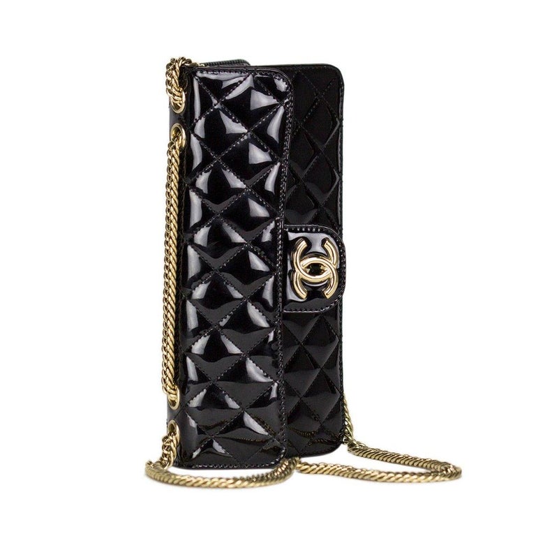Small Chanel patent leather quilted flap

2005 {VINTAGE 17 Years}
Gold hardware
Bijoux chain
Two small interior pockets
Strap Drop: Single 14.5” Double 8”
4.5” H x 9” W x 2.5” D

Made in Italy
