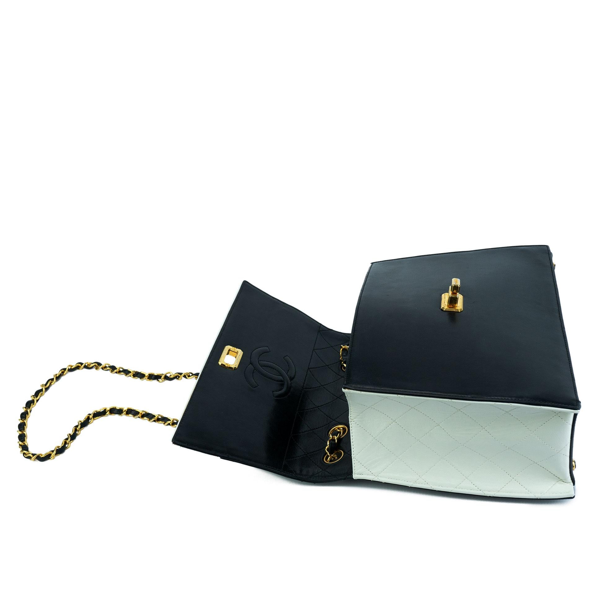 Chanel 1989 Bolso Vintage Solapa Bicolor Blanco y Negro en venta 8