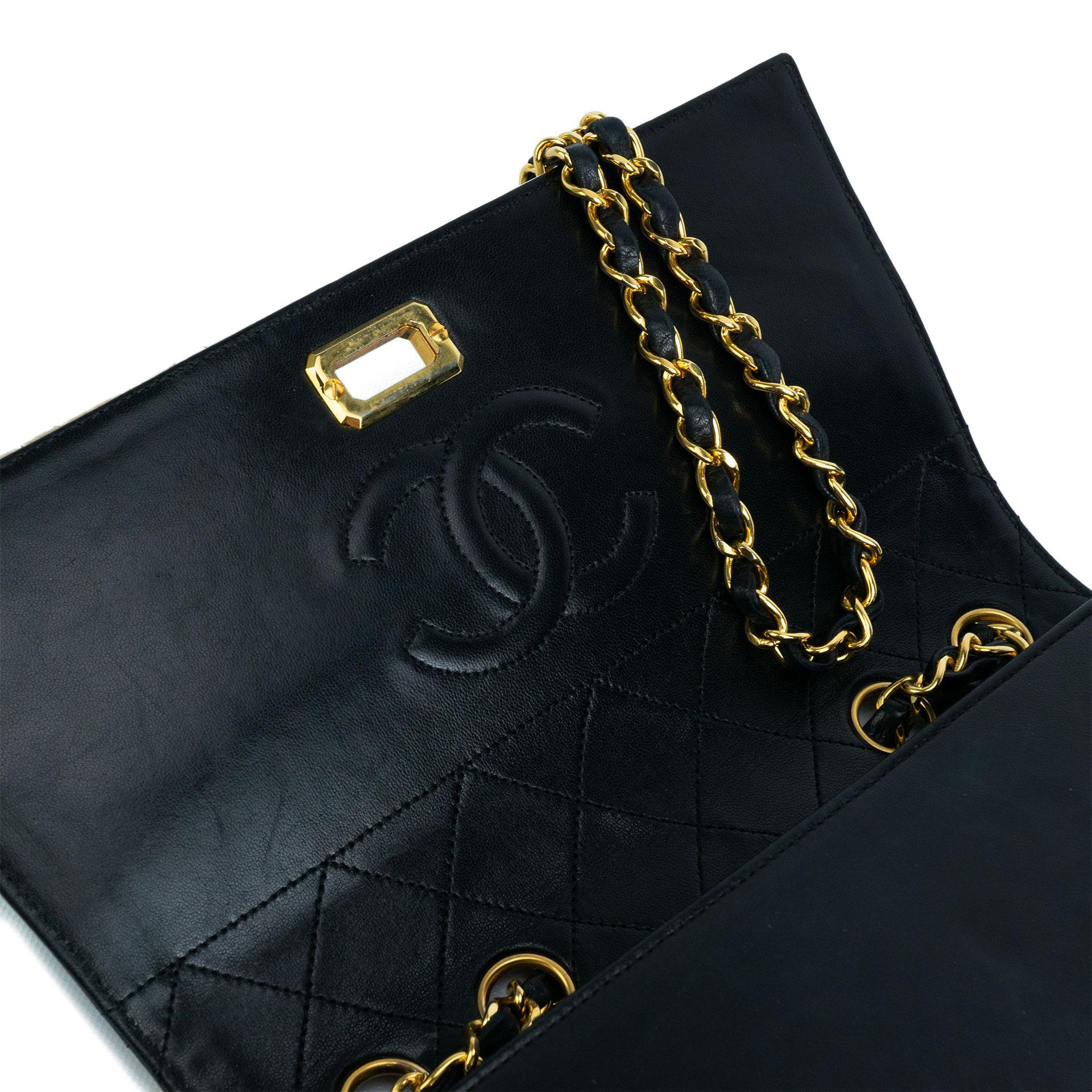 Chanel 1989 Bolso Vintage Solapa Bicolor Blanco y Negro en venta 14