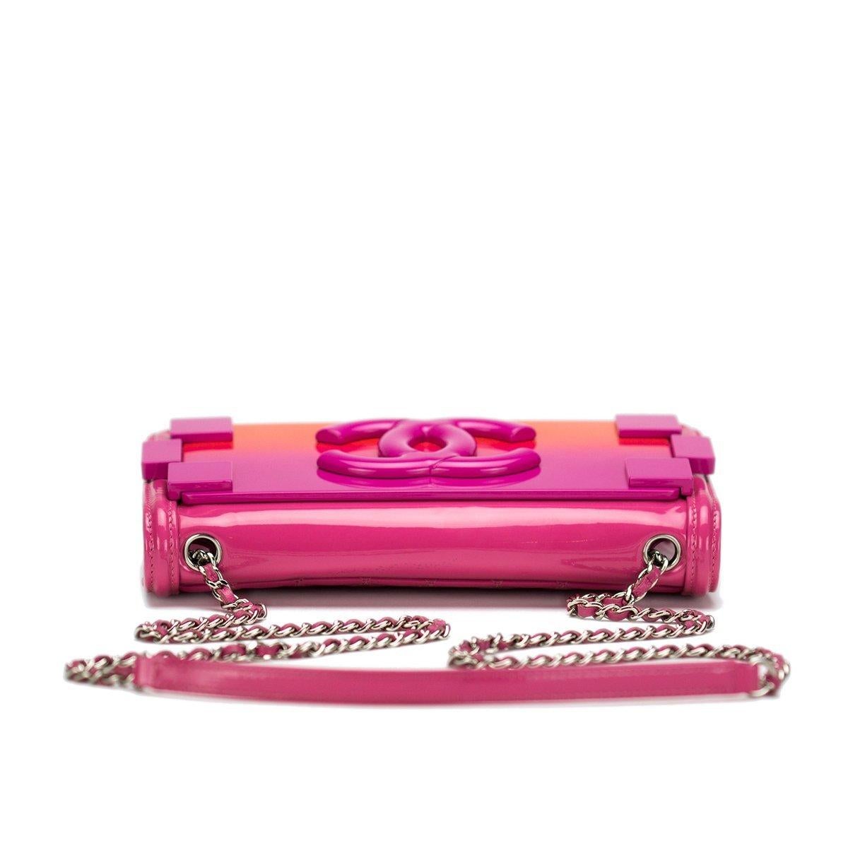 Chanel - Pochette convertible en cuir verni rose vif dégradé avec rabat en forme de brique en vente 7