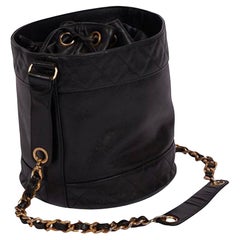 Chanel 90er Schwarze ikonische Eimertasche