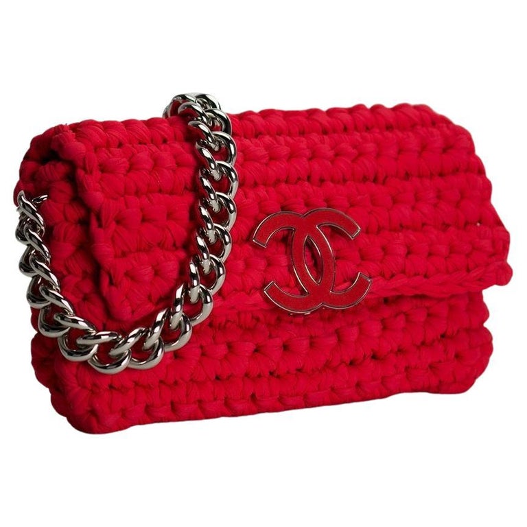Chanel - Sac à rabat rouge Cruise avec logo en crochet En vente sur 1stDibs