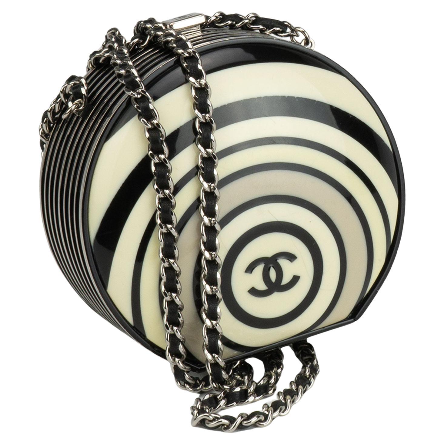 Chanel 2006 Frühling Laufsteg Vintage Mini Harz Pillbox Crossbody Clutch Minaudière im Angebot