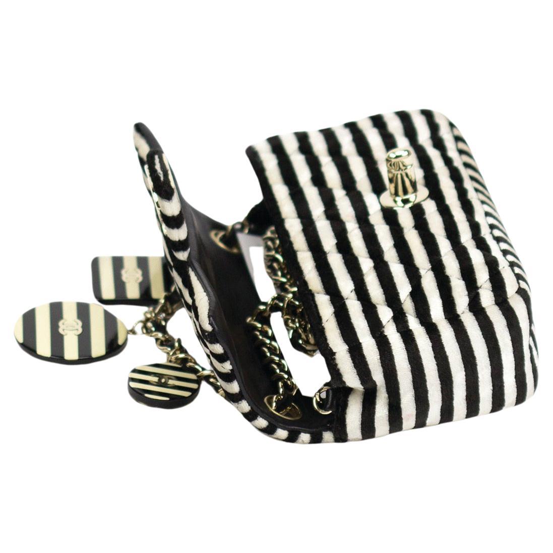 Mini striped velour cross body flap

2006 {VINTAGE 16 Years}
Silver hardware
Three hanging CC charms
Interior black nylon and calfskin lining
3