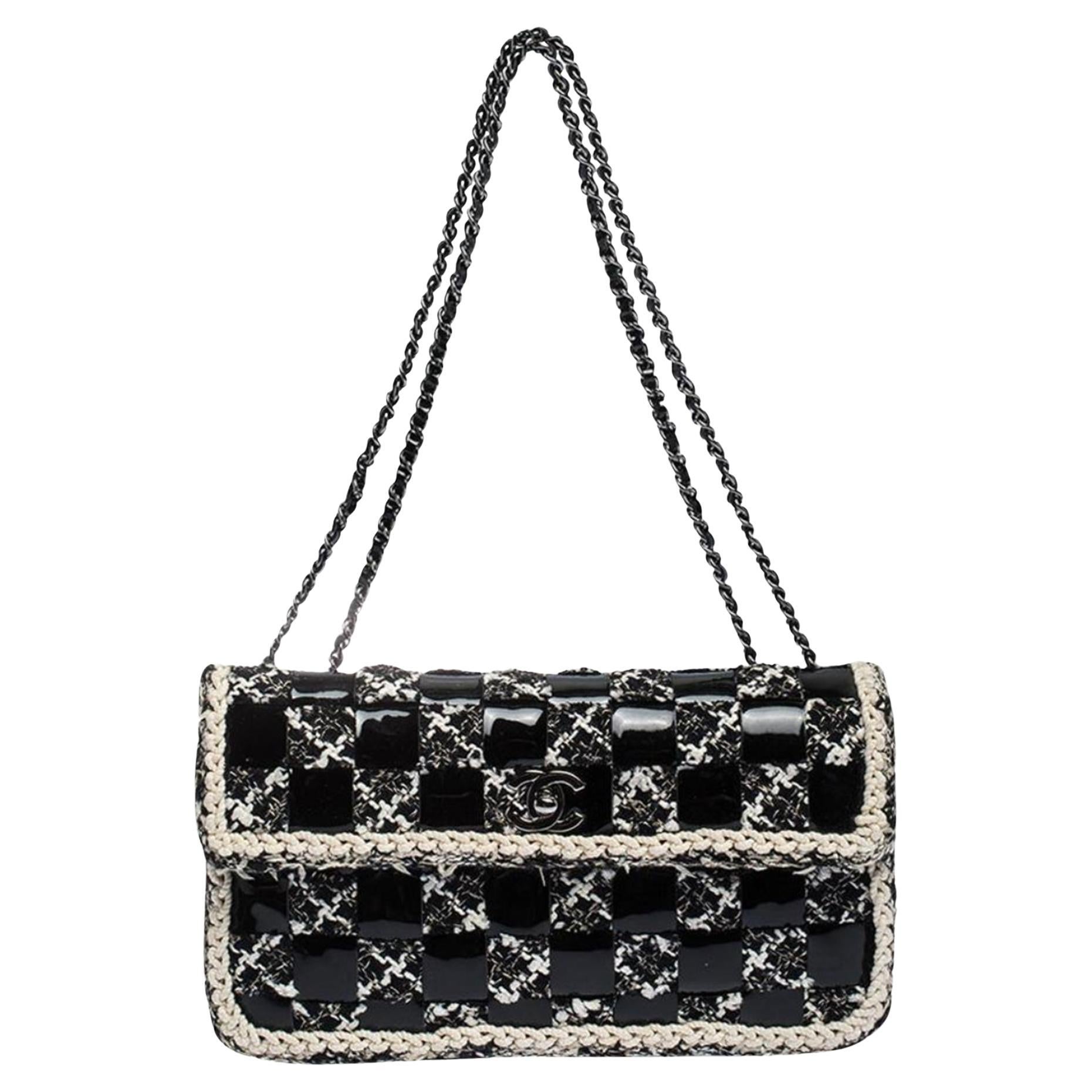 Chanel - Sac à rabat classique vintage en tweed noir et blanc entrelacé