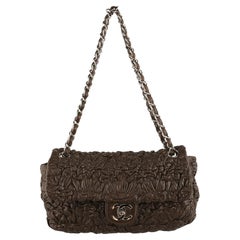Chanel Autunno 2007: borsa media classica con patta in pelle marrone increspata e stropicciata