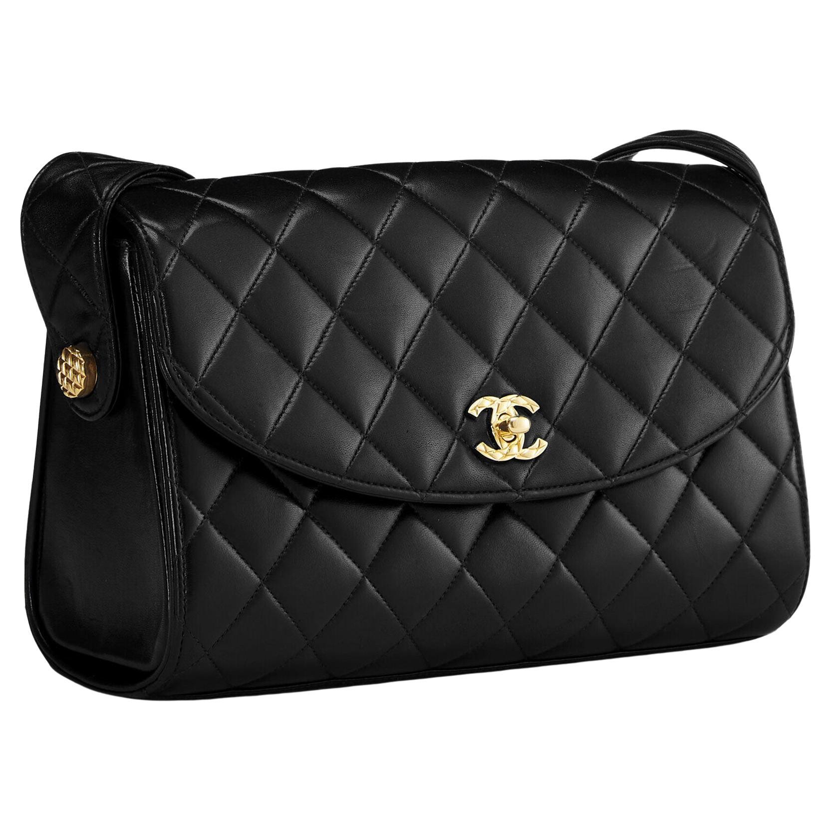 Chanel 1991 Vintage Classic Flap Seltene gesteppte schwarze Lammfell-Umhängetasche mit Klappe