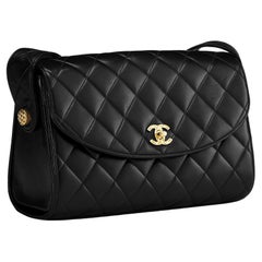 Chanel 1991 Vintage Classic Flap Seltene gesteppte schwarze Lammfell-Umhängetasche mit Klappe