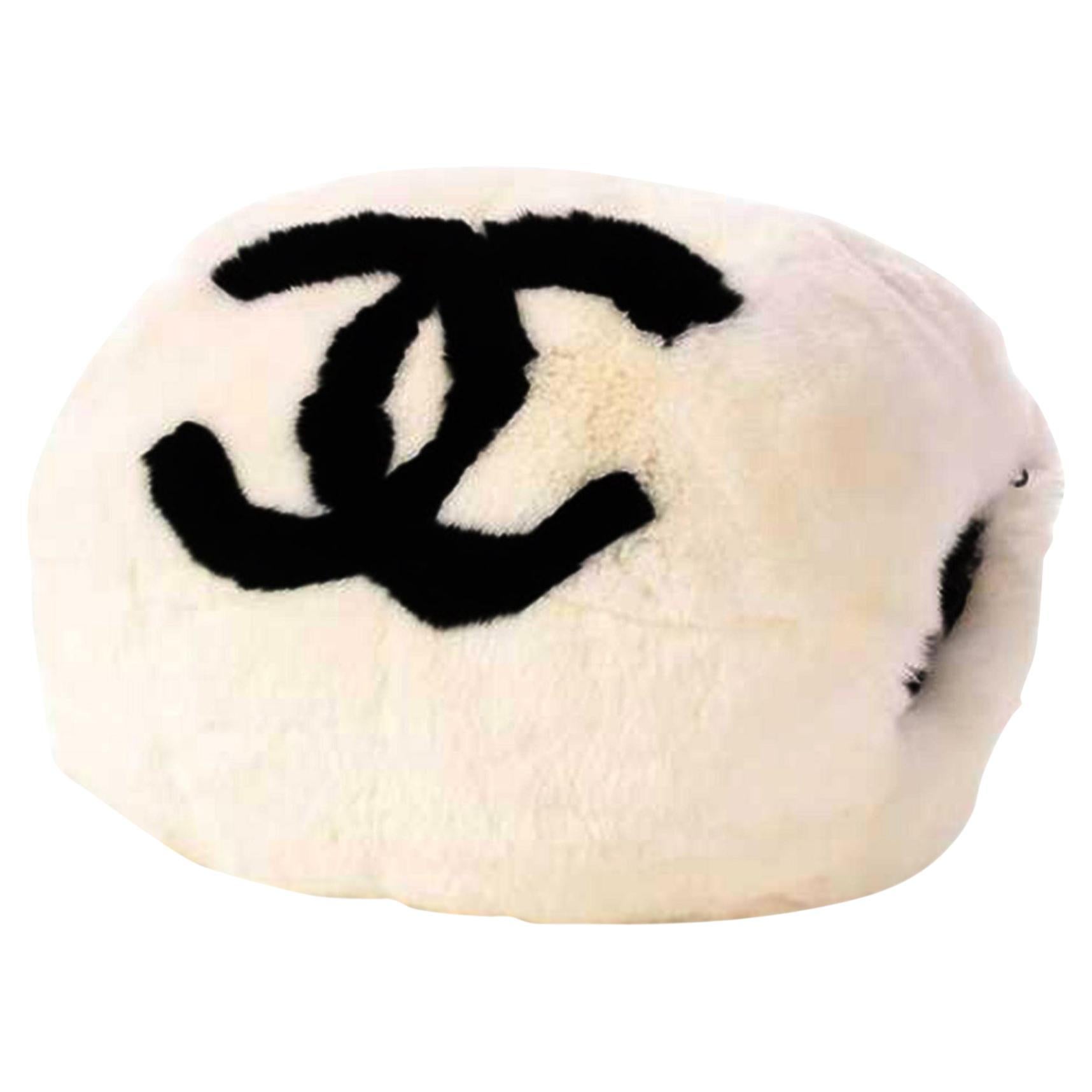 Chanel Weißes Fell CC Logo Muff Satchel im Angebot