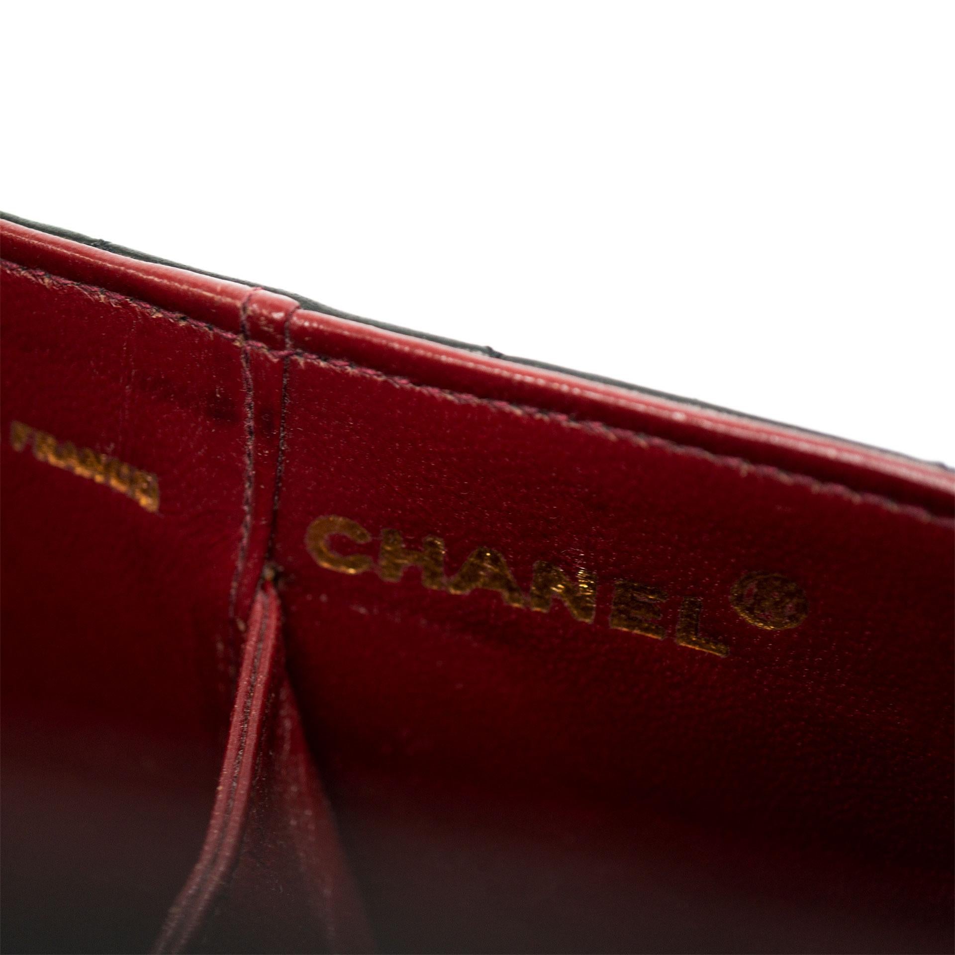 Chanel 1989 - Pochette classique à rabat allongé extra-long en cuir d'agneau noir en vente 1