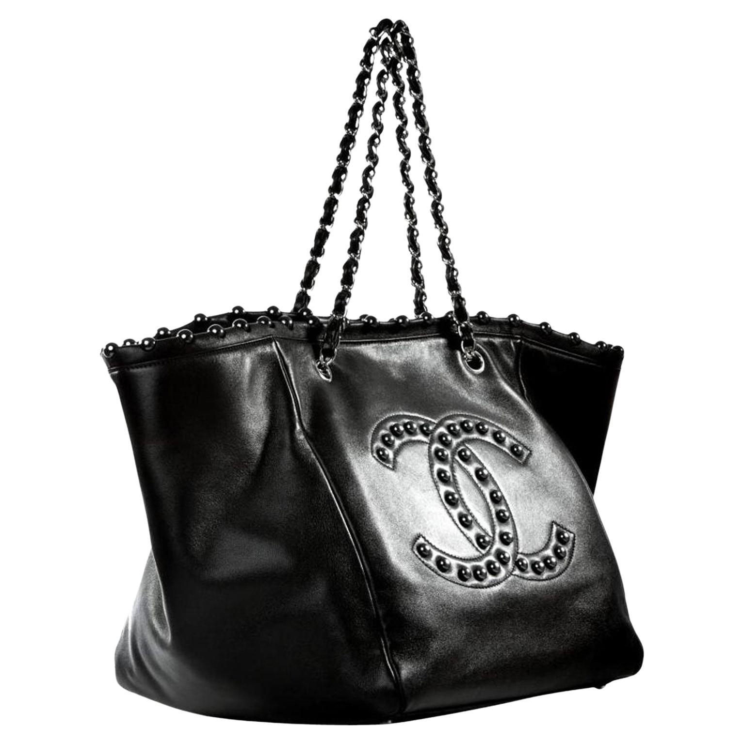 Chanel Limited Edition Große CC Perle Lammfell Tote mit schillernden blauen Perlen im Angebot