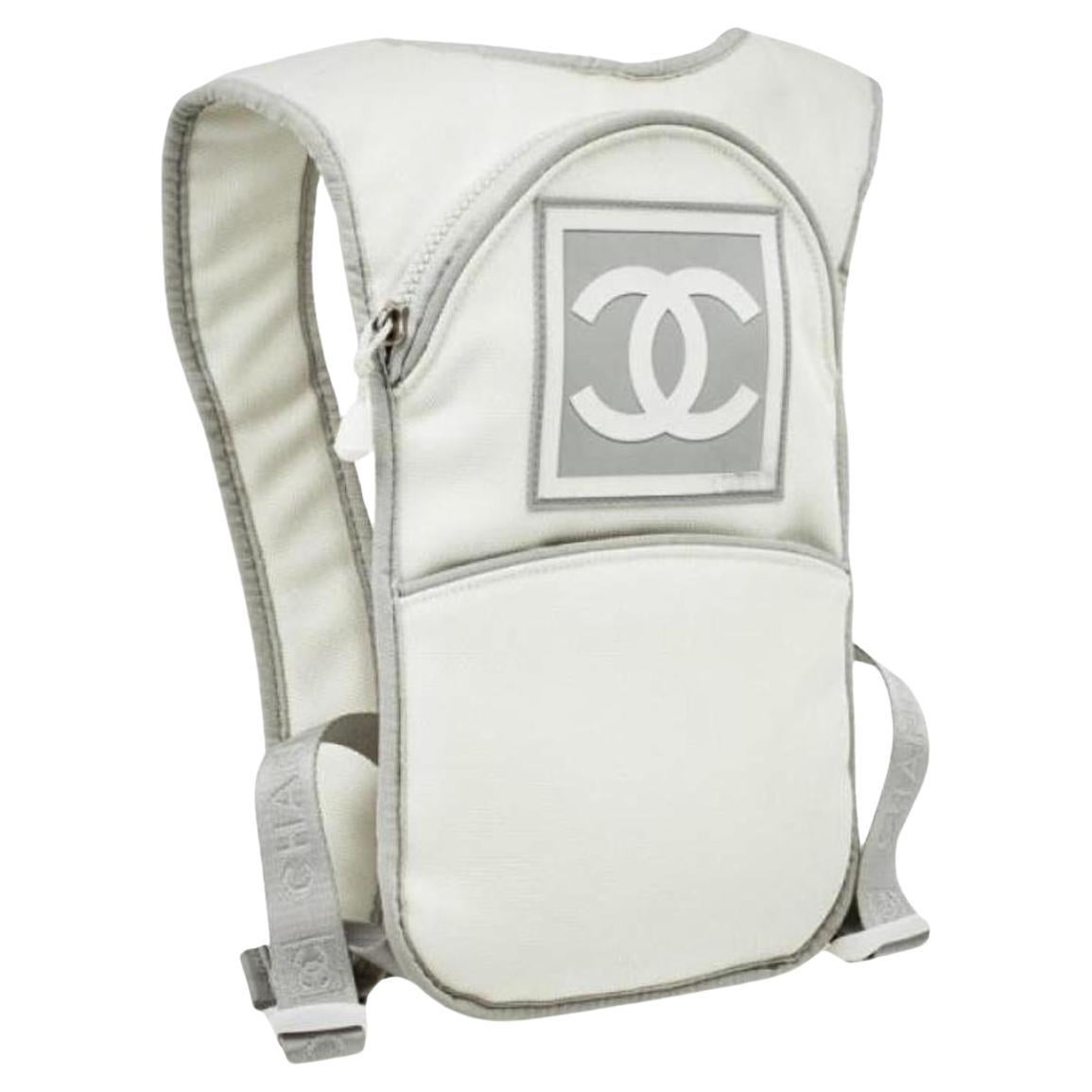 Chanel Vintage White Nylon Sport Backpack Rare Unisex

2003 {VINTAGE 21 Years}

Adjustable shoulder straps
Interlocking CC Rubber Logo
11.8
