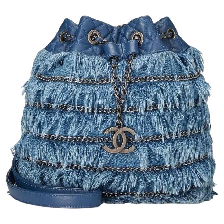 Mini sac seau à cordon en tweed à franges et en cuir d'agneau bleu Chanel Cruise 2015 en vente