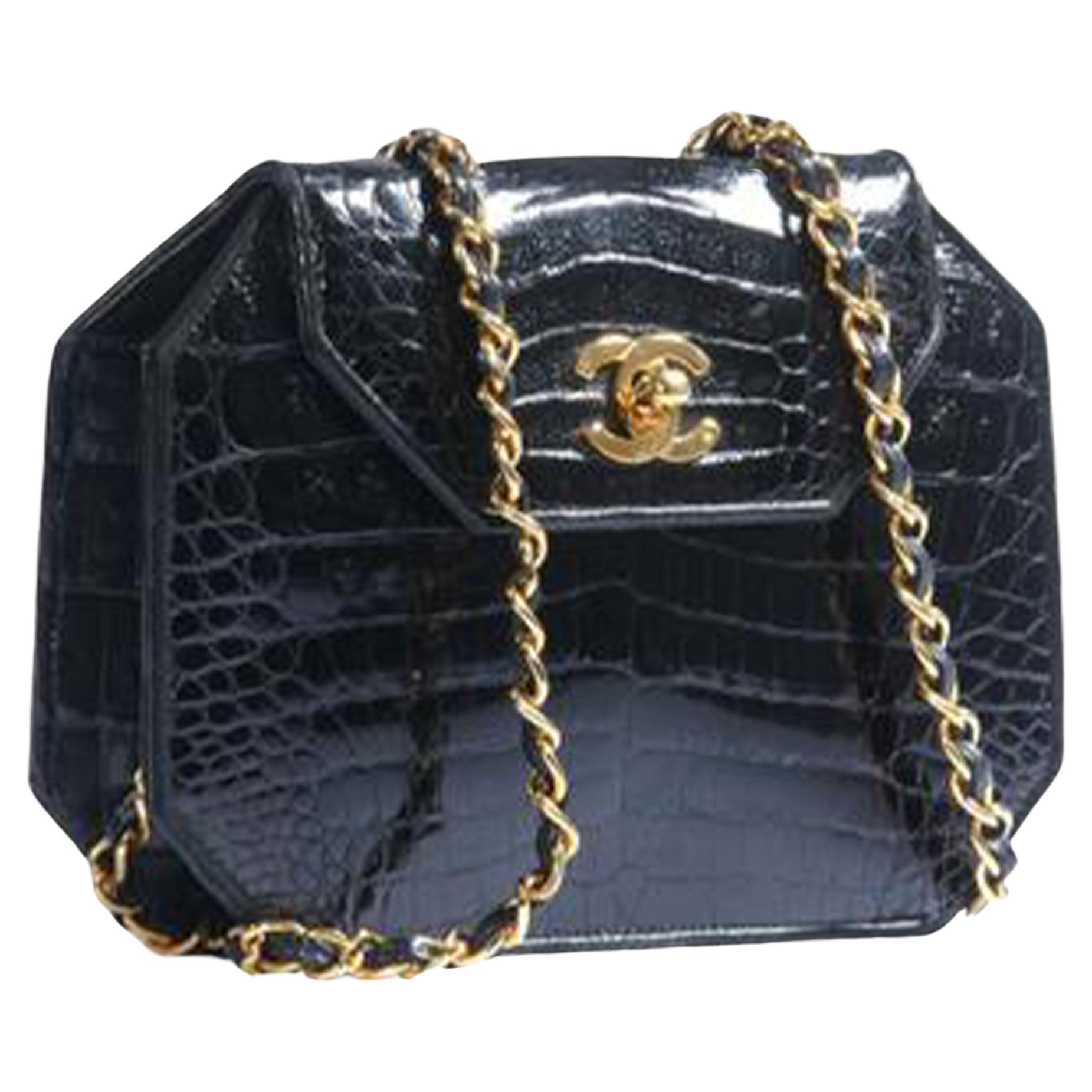 Pochette à rabat classique Chanel des années 80 en peau de crocodile noir avec fermeture dorée