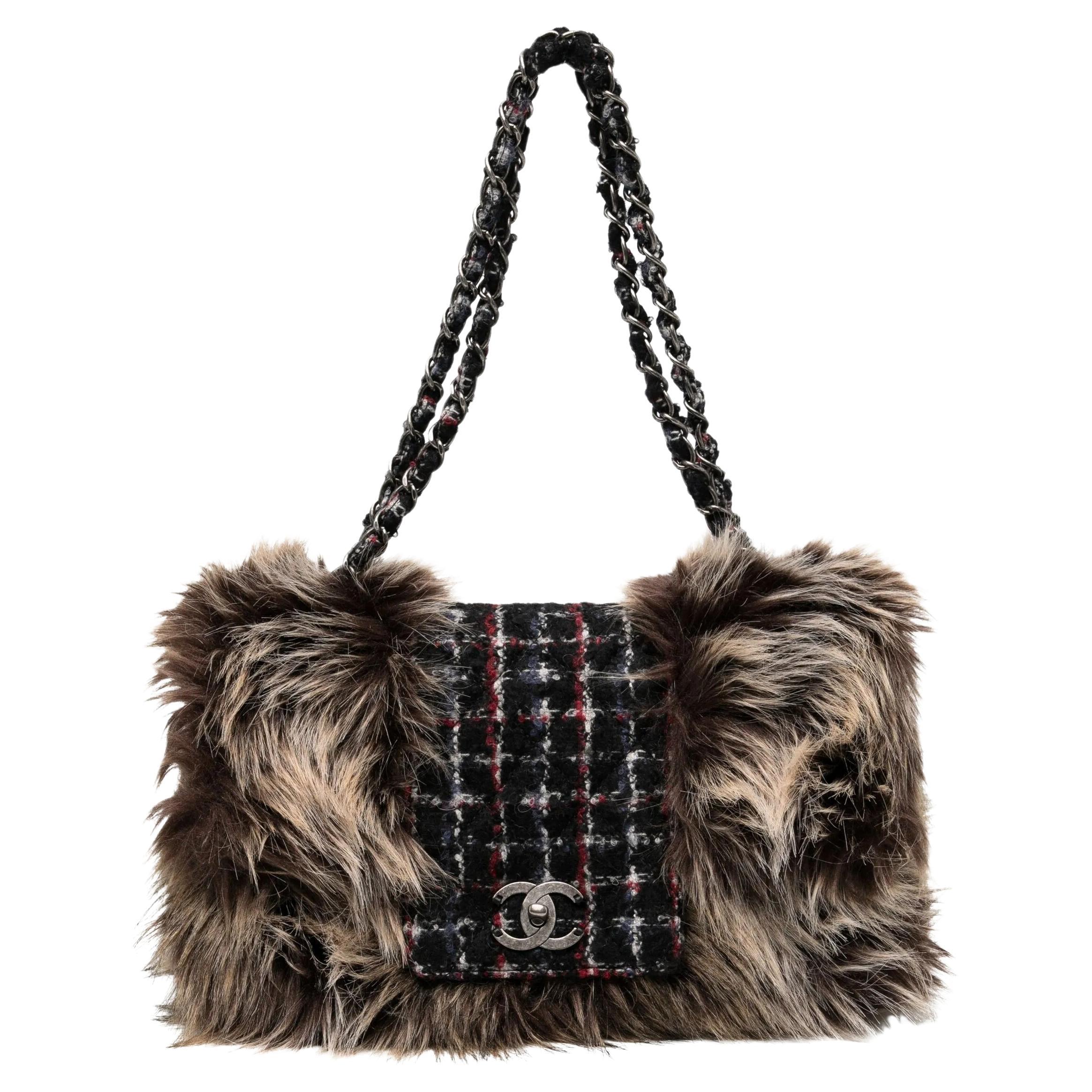 Chanel - Sac à bandoulière classique à rabat XL et Maxi Jumbo multicolore en tweed et fausse fourrure en vente