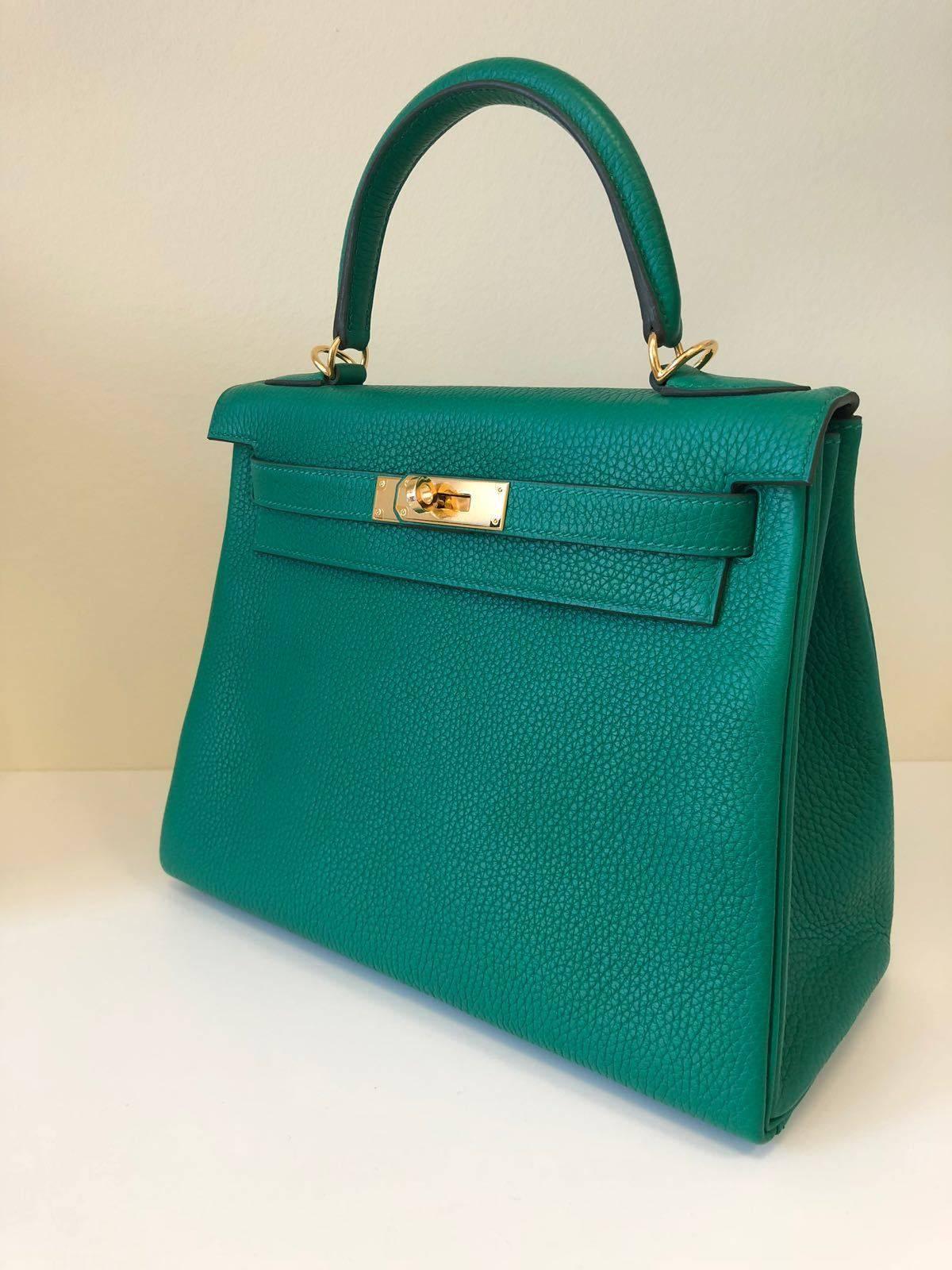 New never worn Hermes Bag
Kelly
Size 28
Leather Clemence
Color Vert Vertigo
Gold hardware

Comes full set: 
Original box
Invoice
Raincoat
Padlock & Keys
Dustbag