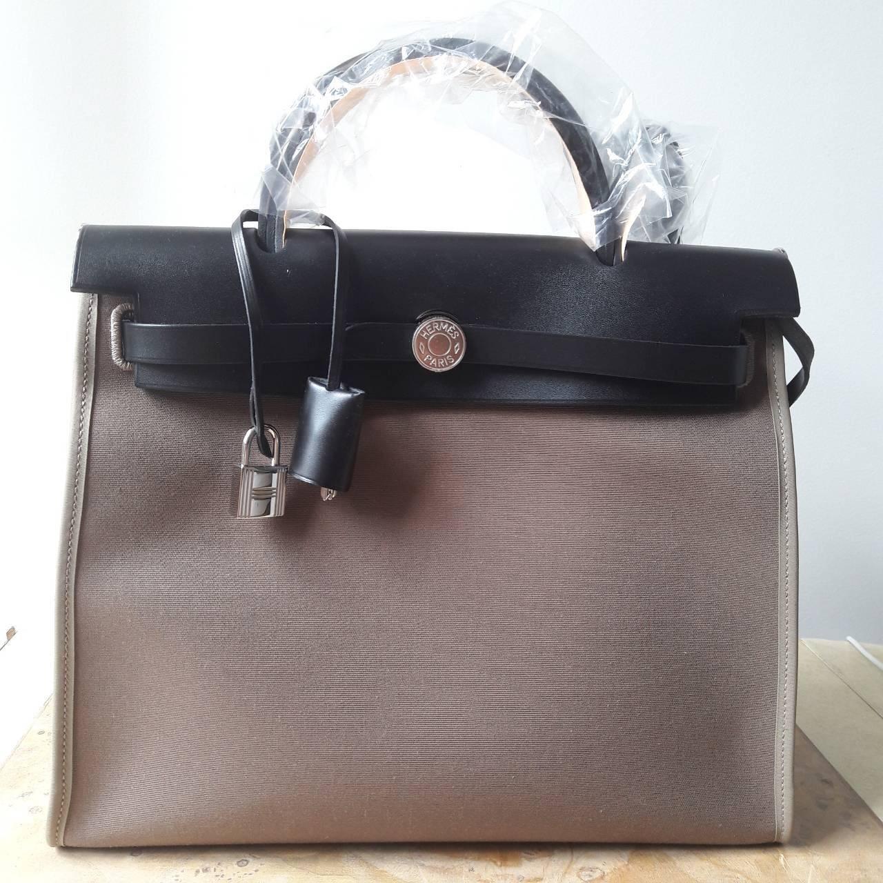 Hermes Bag Herbag 31 Toile Officier/Vache Hunter Etoupe/Noir In New Condition For Sale In Nicosia, CY