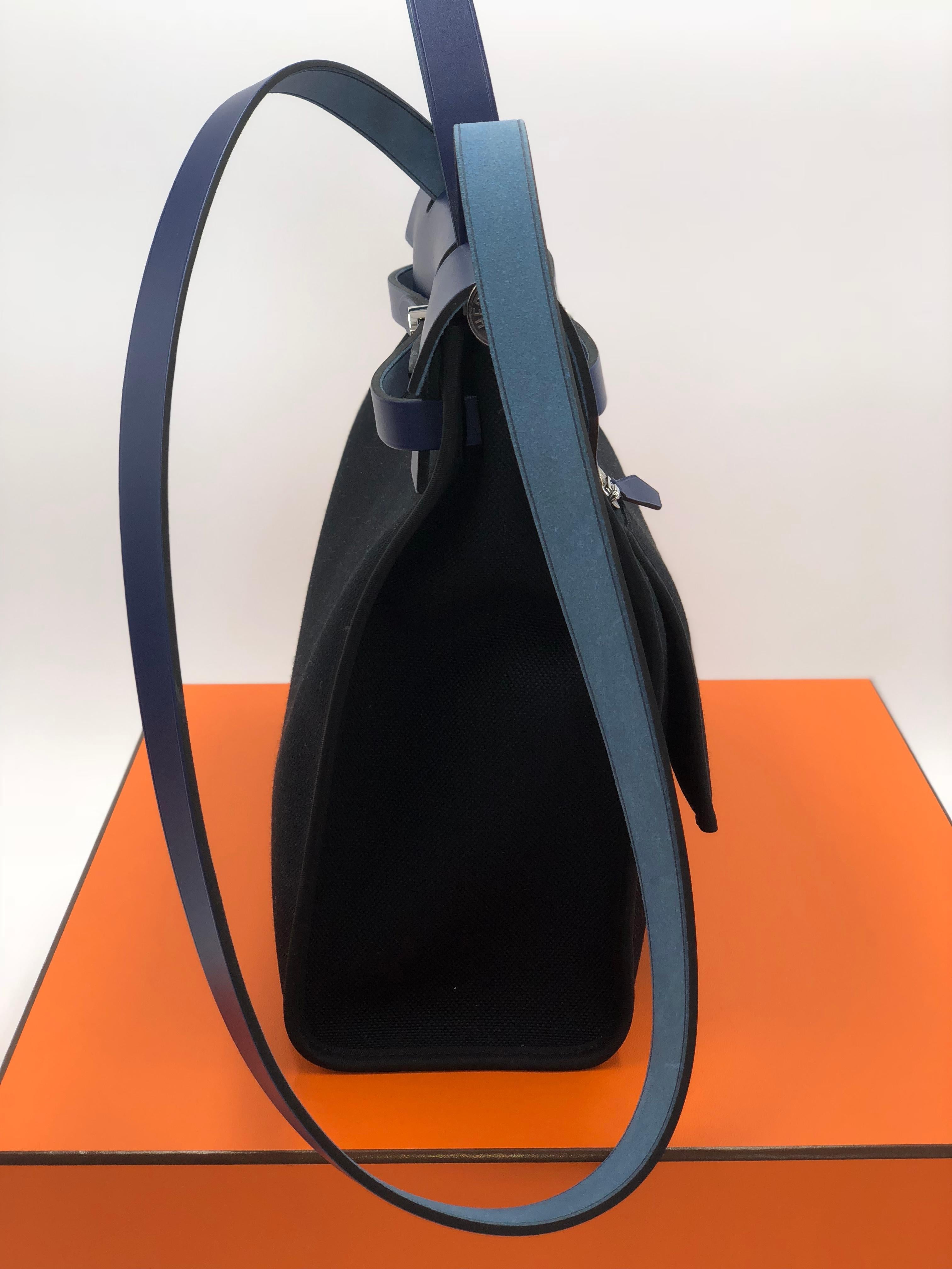 Hermes Bag Herbag ZIP 31 Toile Militaire/Vache Hunter Noir/Bleu Saphir In New Condition For Sale In Nicosia, CY