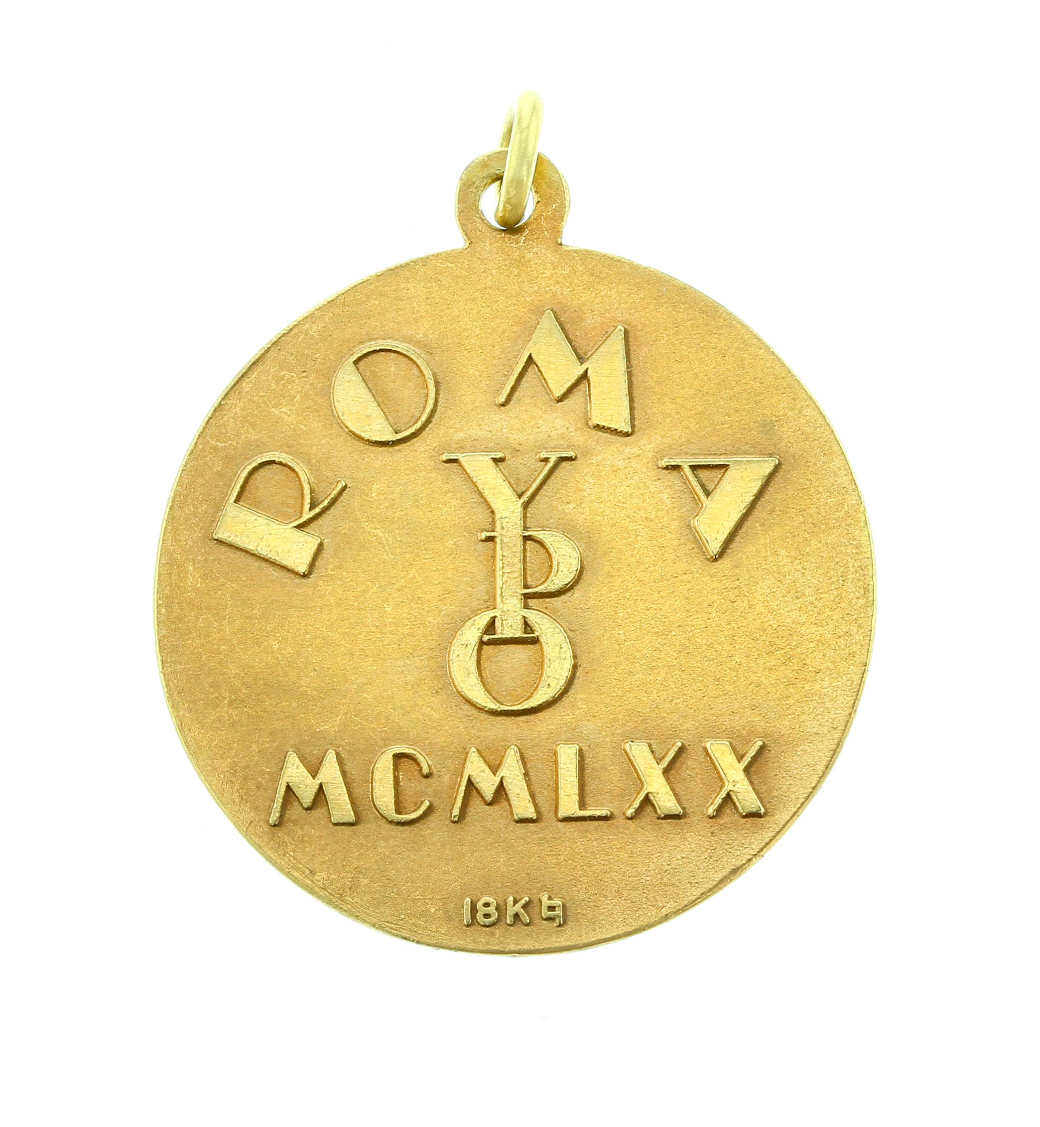 A circular black and 18K Yellow Gold Pendant. Written on the back: ROMA, YPO, MCMLXX 18K. Length: 1.25