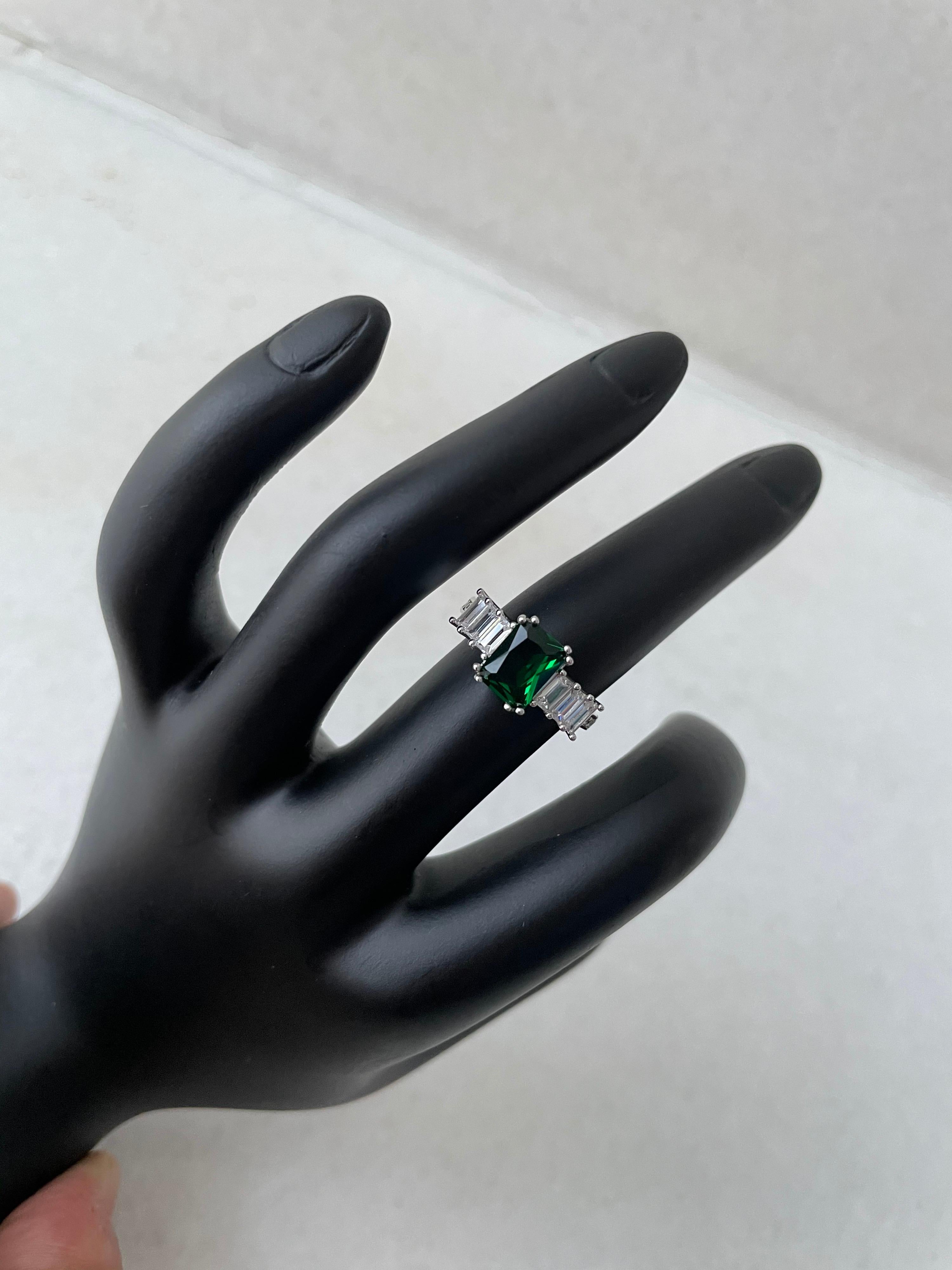 Rectangular Emerald Green Cubic Zirconia Three Side Stones Sterling Silver Ring In New Condition For Sale In New York, NY