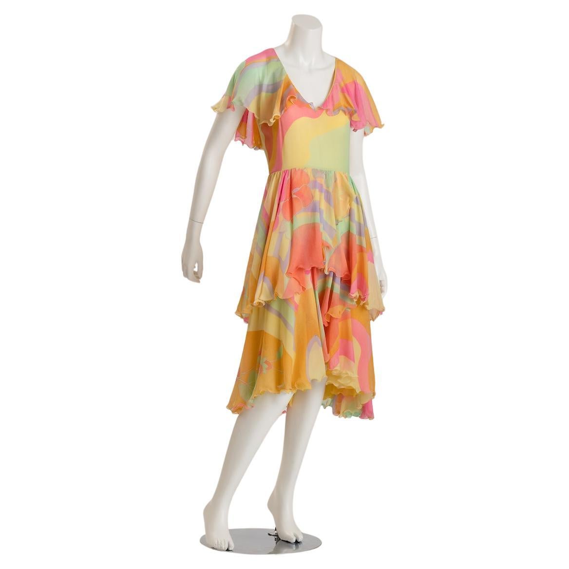 Hübsches pastellfarbenes Chiffonkleid aus Seide von Leonard of Paris für besondere Anlässe (Tag und Abend).
Das Oberteil hat ein gerafftes Capelet, das von der vorderen Mitte des Kleides ausgeht.
Der Rock des Kleides ist doppellagig und wird am Bund