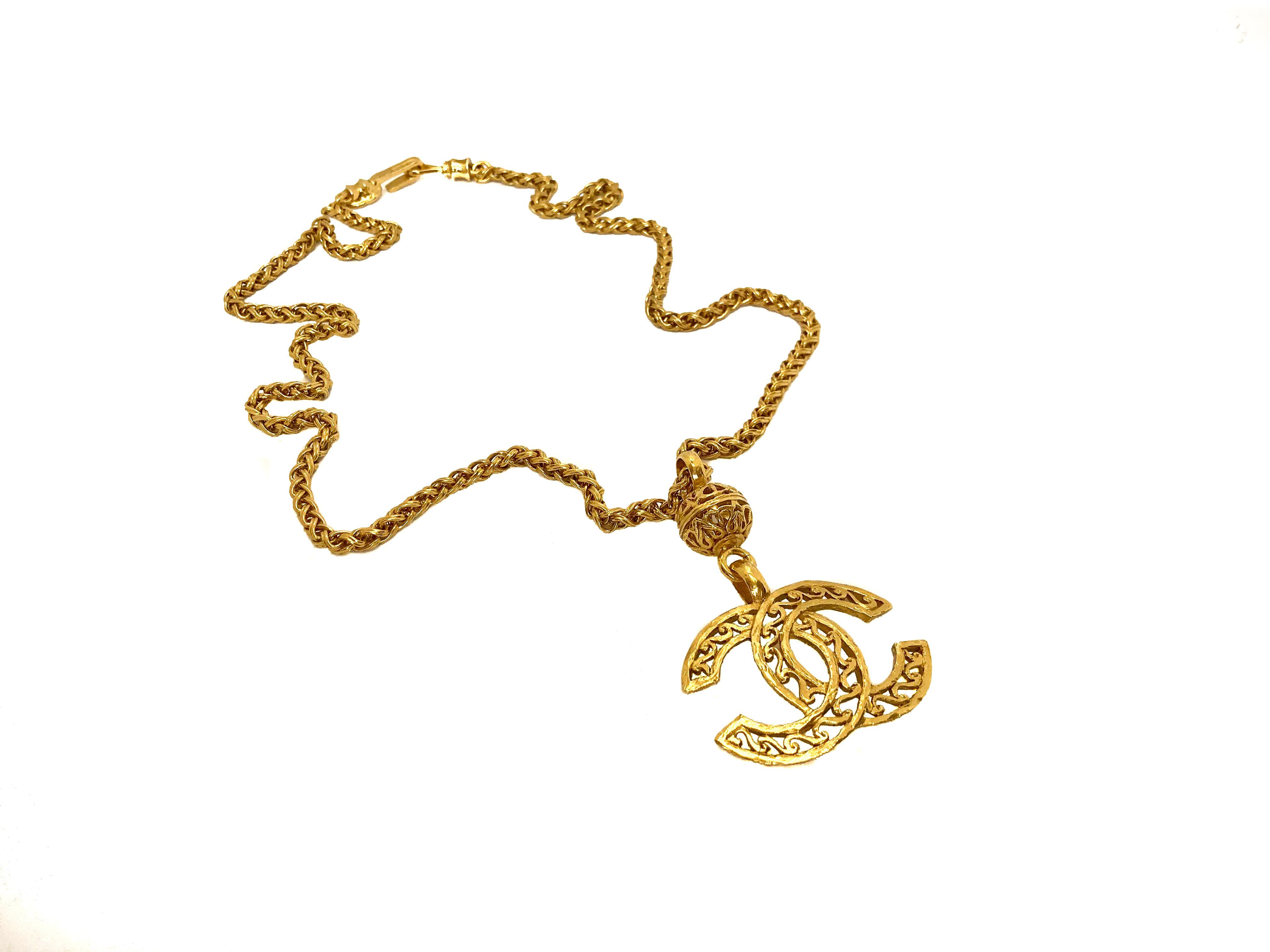 Chanel 90s Vintage CC Gold Plated Pendant Necklace  For Sale 4