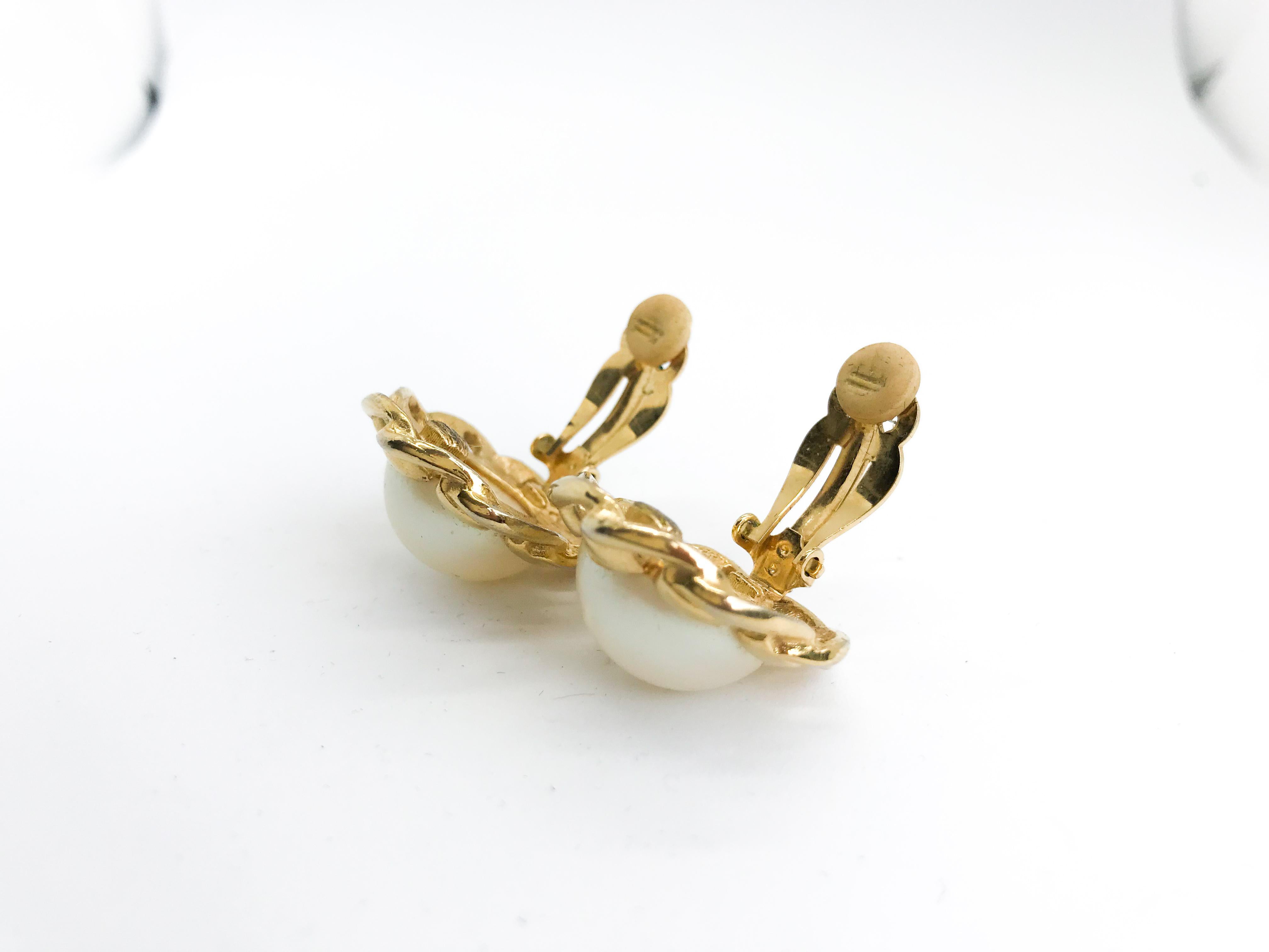 Givenchy 80s Vintage Clip On Earrings.  Faux pearl with gold plated surround.

Excellent condition

1 inch in diameter

A bit about the designer
Givenchy are known for producing timelessly chic jewellery throughout the 70s and 80s which are now