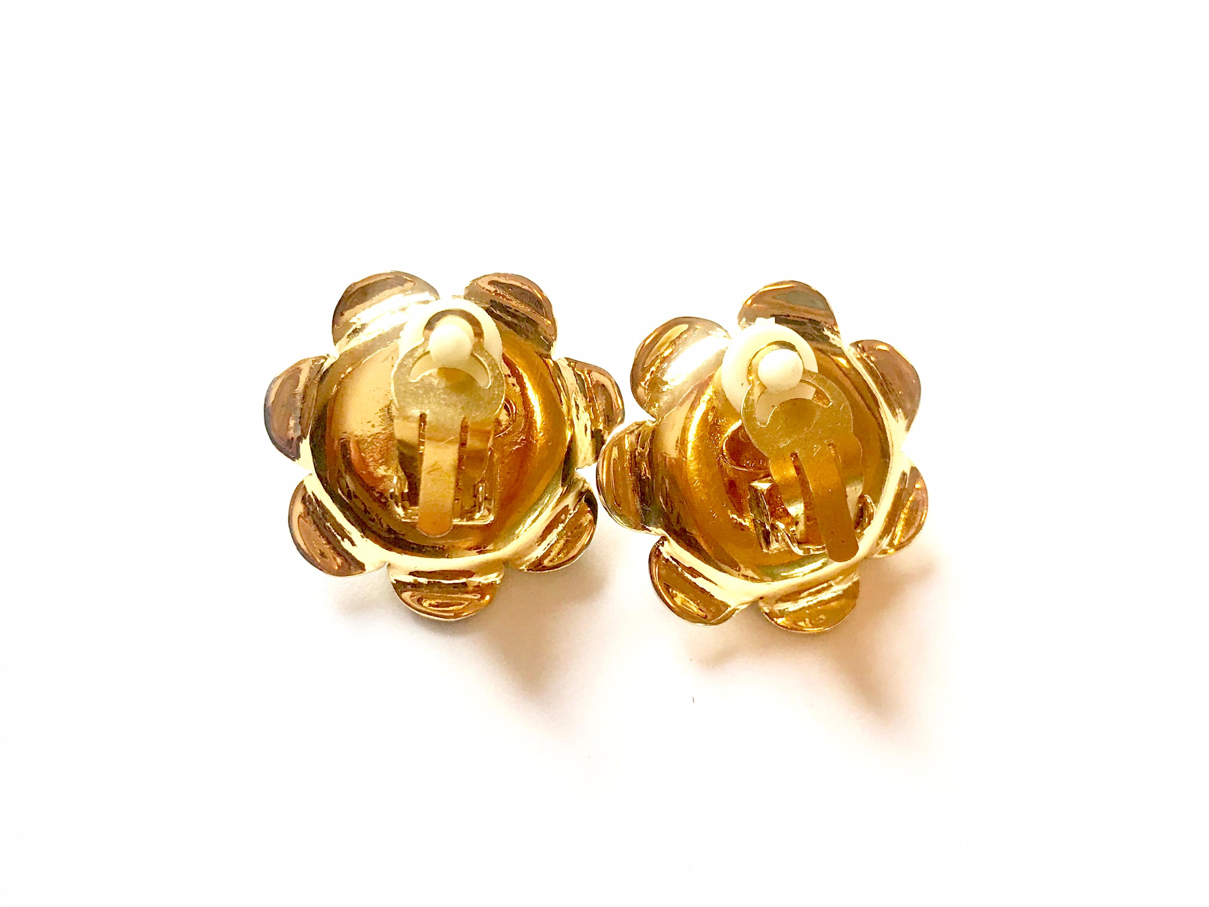 Chanel 80s vintage CC flower clip on statement earrings.  From the 24 collection which is approx 1985.  Stamped on reverse.

1.5 inch x 1.5 inch