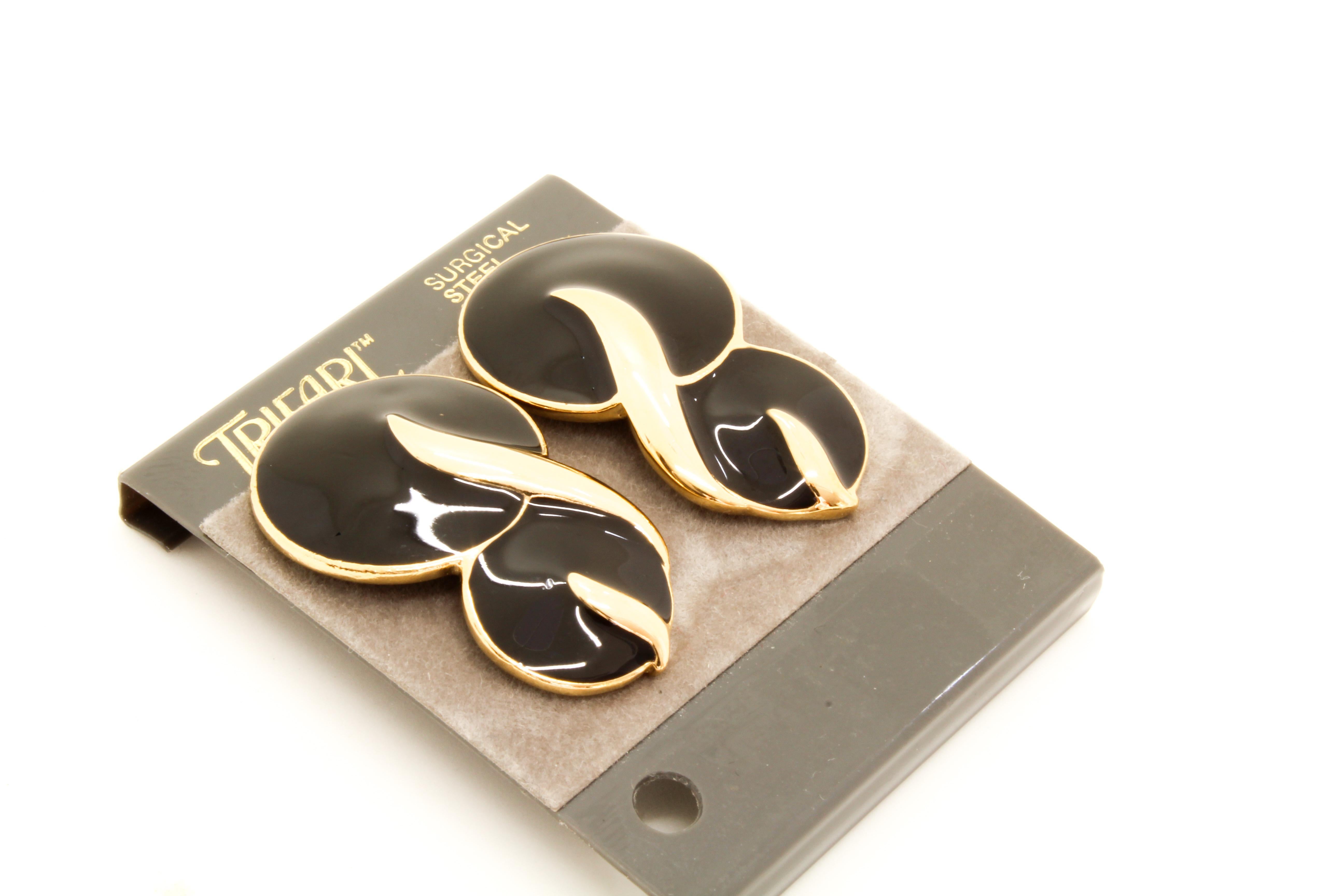 Fab 1980s vintage mint condition unworn Trifari statement earrings for pierced ears.  

Classic 80s Trifari style with black enamel discs encased in goldtone metal.

Approx 3.5 cms X 2 cms