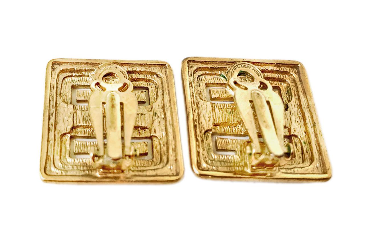 Givenchy 1980s vintage square G clip on statement earrings.  

Classic Givenchy power dressing earrings featuring the iconic 4G logo.

1 1/8 x 1 1/8 inches 
 

