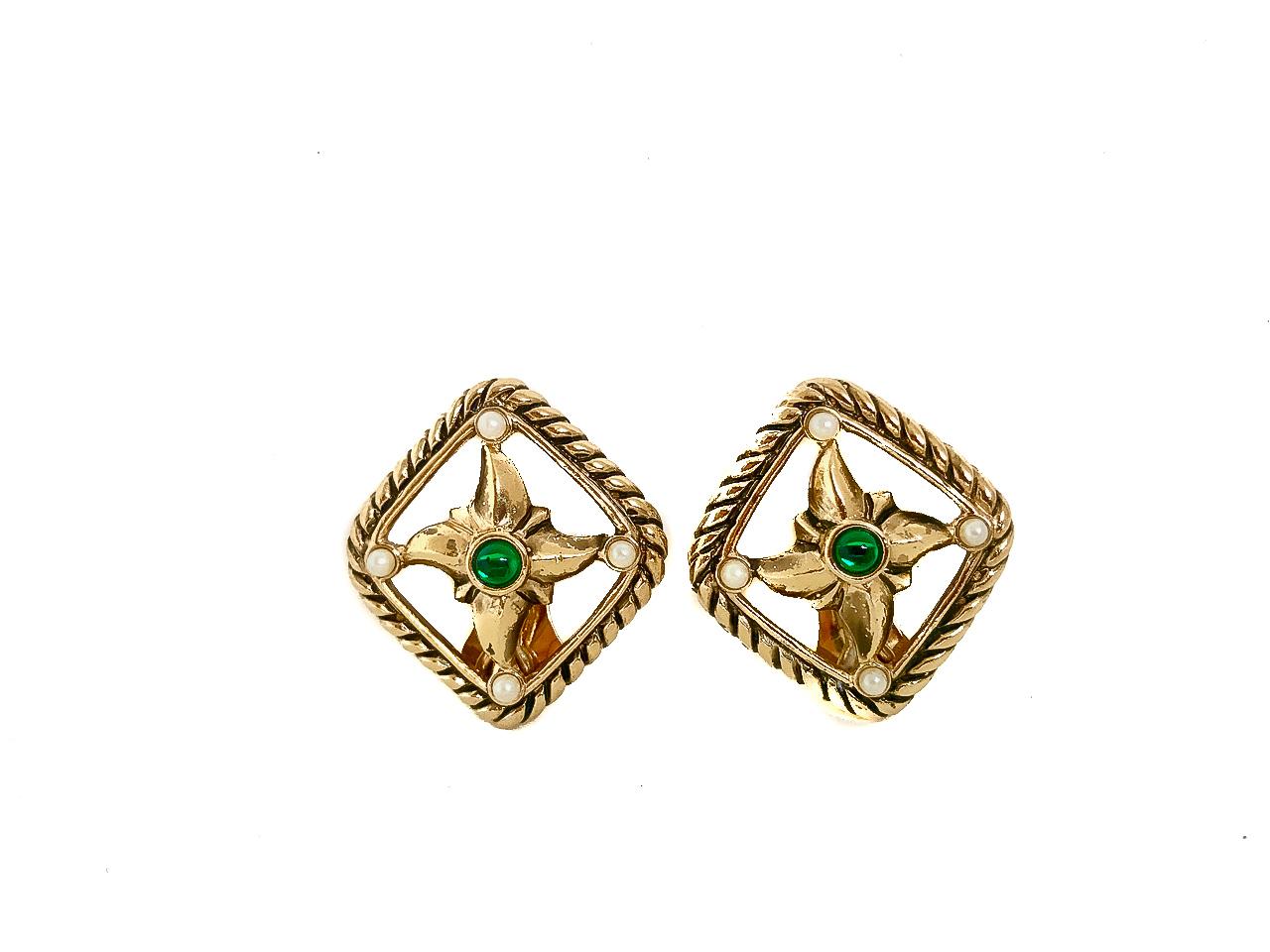 Valentino 1980s Vintage Clip On Earrings.  Diamond shaped featuring faux pearls and emeralds. Fully authenticated and signed 

Come with original Valentino box.

1.5 x 1.75 inches