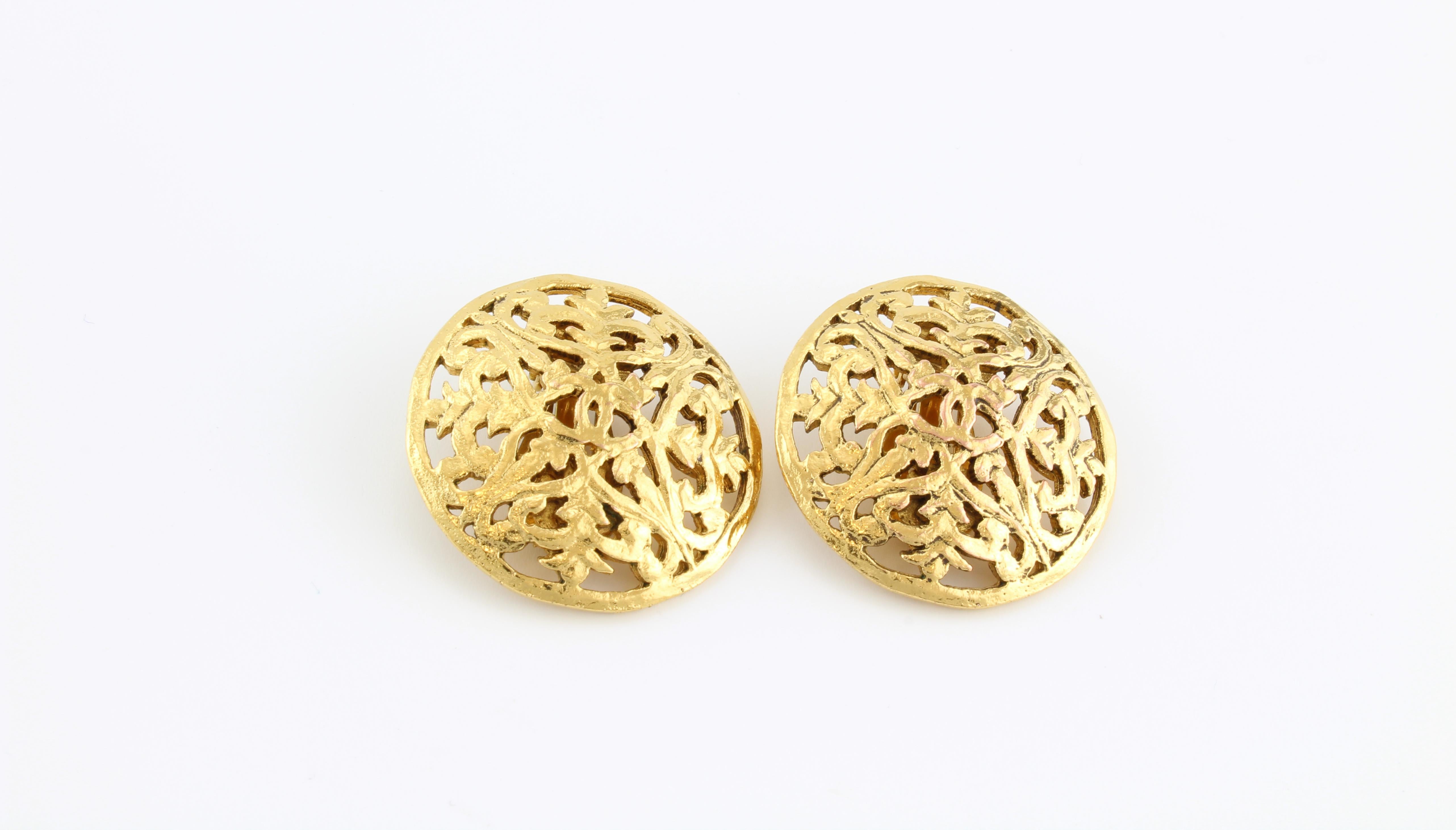 Chanel 1980s Vintage Gold Plated Clip On Earrings with CC logo In Good Condition In London, GB