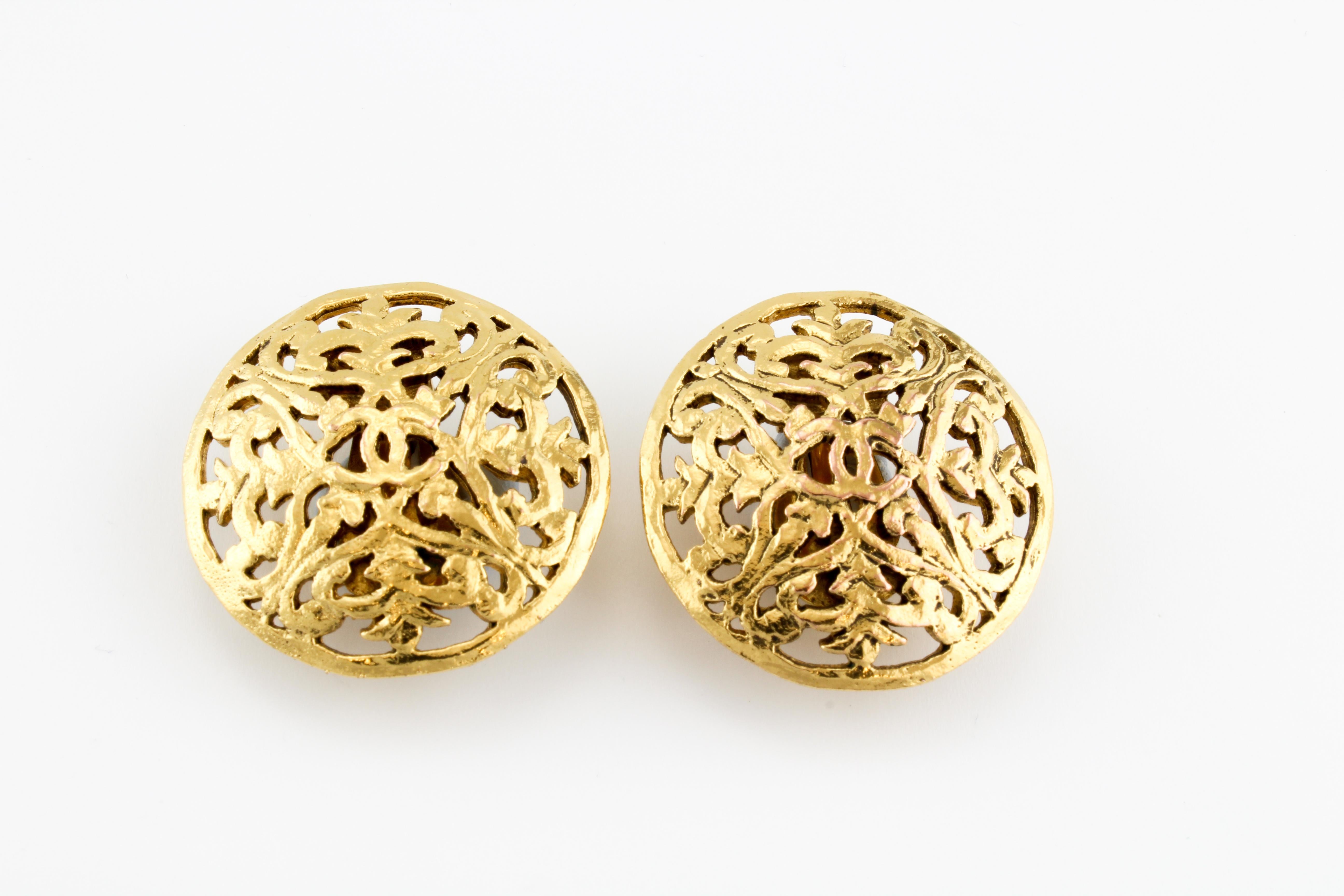 Chanel vintage 1986 filigree clip on earrings. Features the signature CC logo in the centre of each earring. 

Features the classic 80s cartouche denoting the collection number 25 from 1986. This dating system was used by Chanel from 1984-1989. It