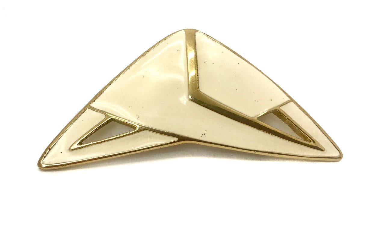 Trifari 1980s geometric cream enamel brooch pin.  Features classic 80s Trifari stamp on reverse.

Excellent condition

3 inches wide
1 2/8 inches high